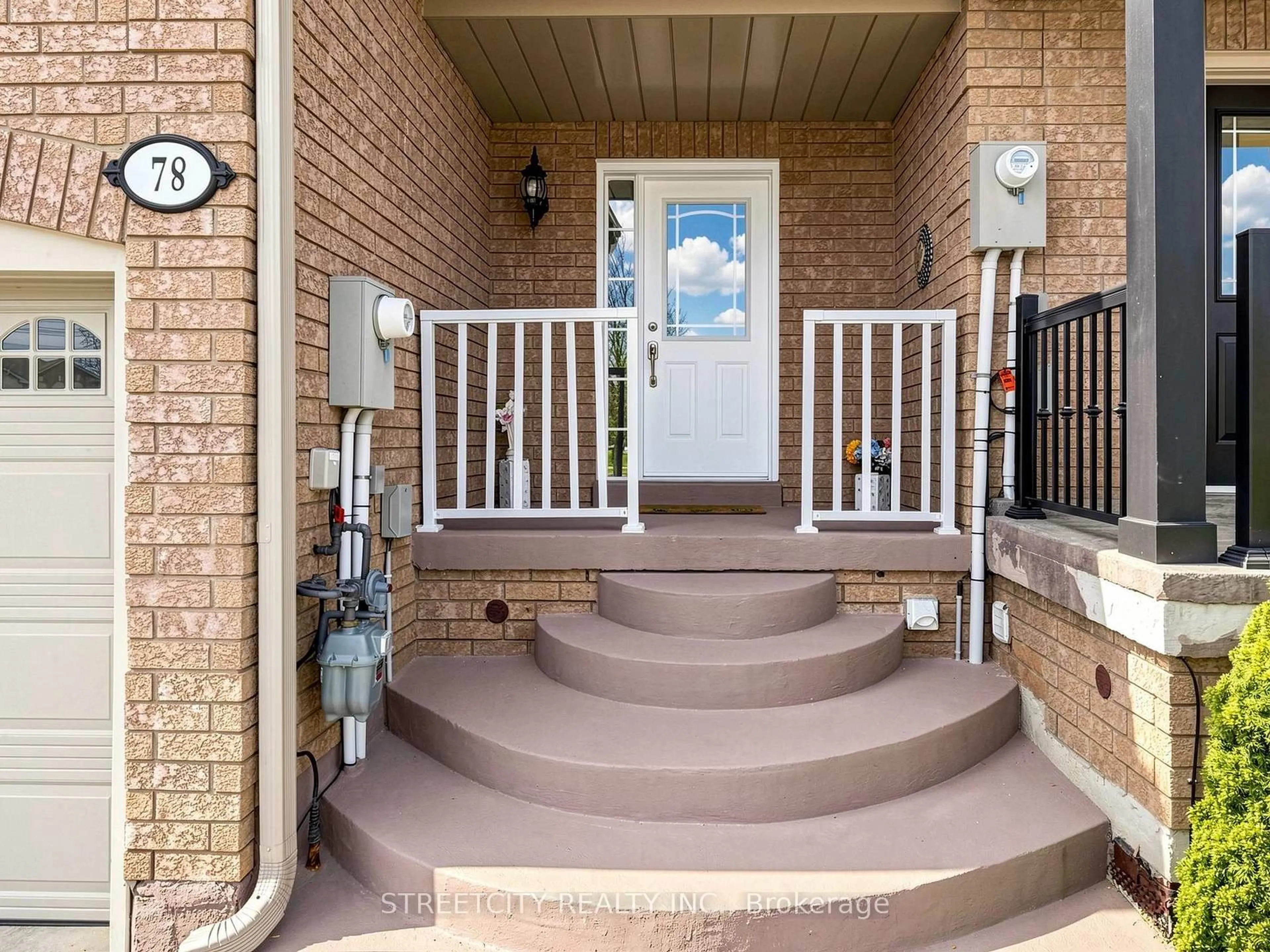 Indoor entryway for 78 Waterbury St, Caledon Ontario L7E 1X5