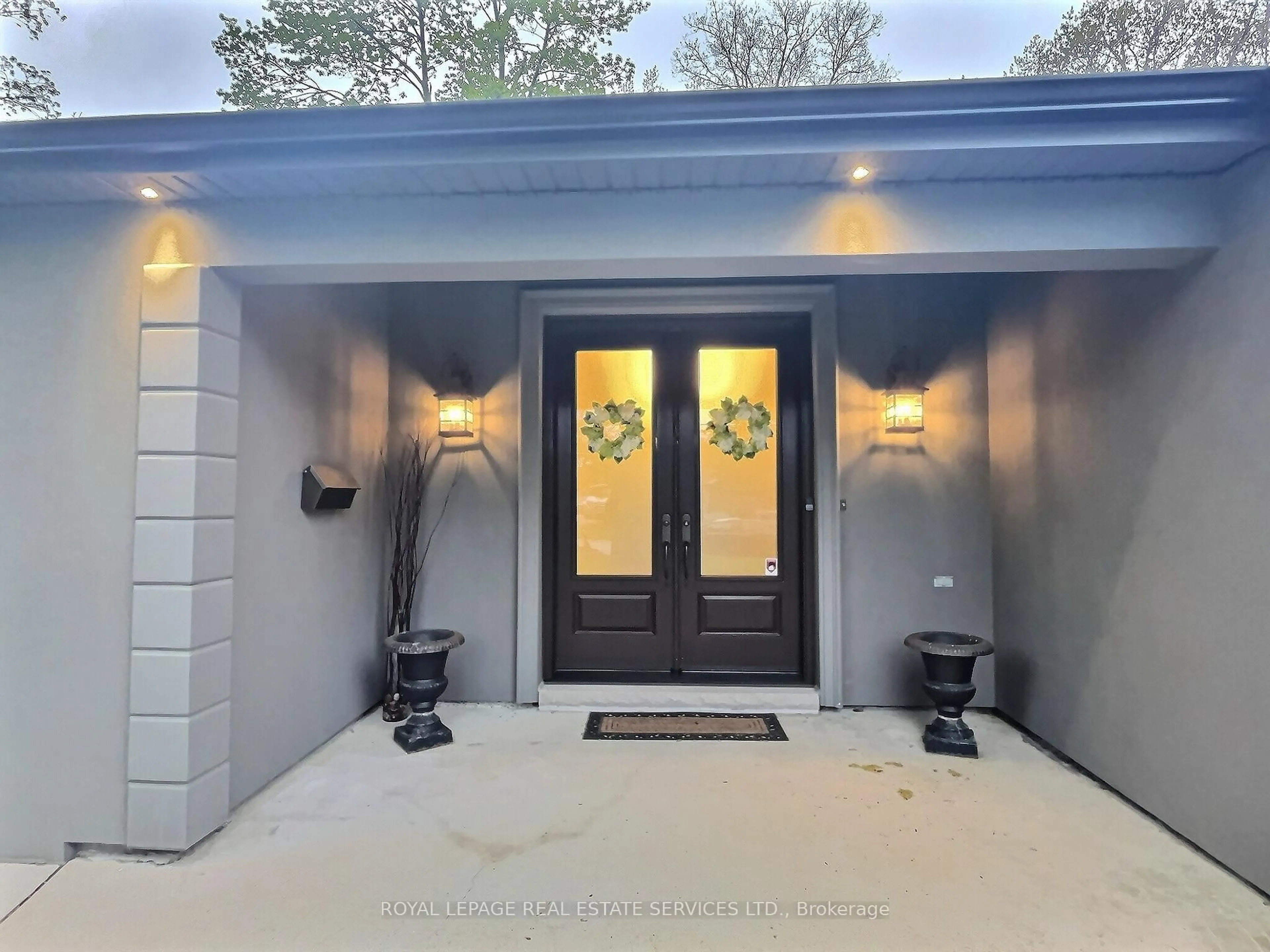 Indoor entryway for 45 Greenbrook Dr, Toronto Ontario M6M 2J8