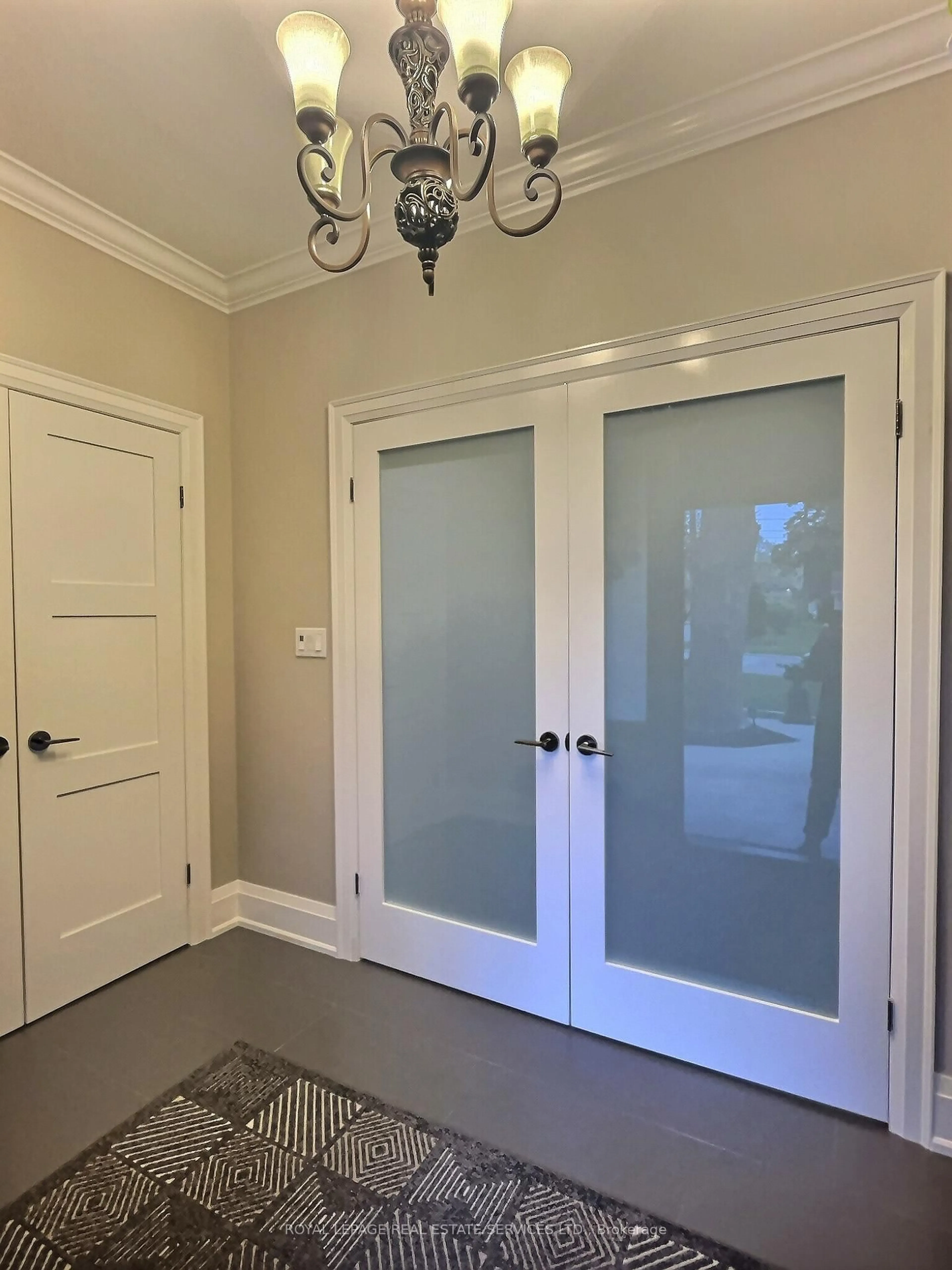 Indoor entryway for 45 Greenbrook Dr, Toronto Ontario M6M 2J8