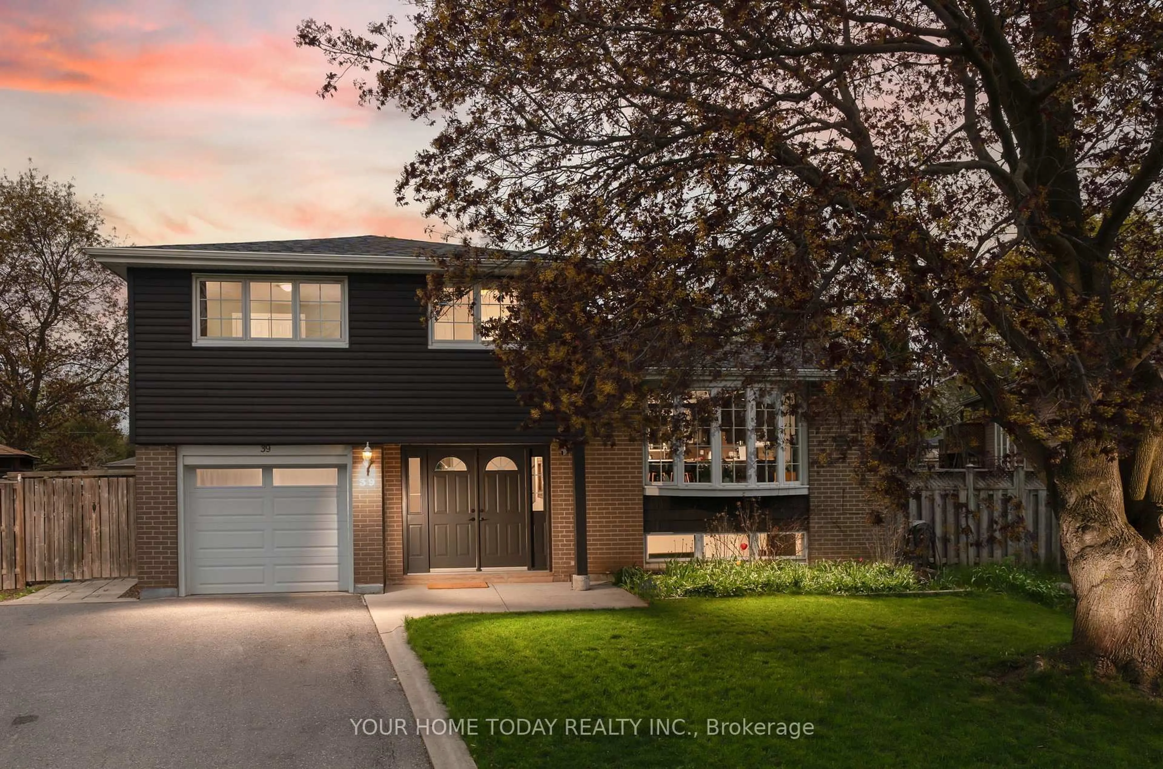 Home with vinyl exterior material, street for 39 Eleanor Cres, Halton Hills Ontario L7G 2T7