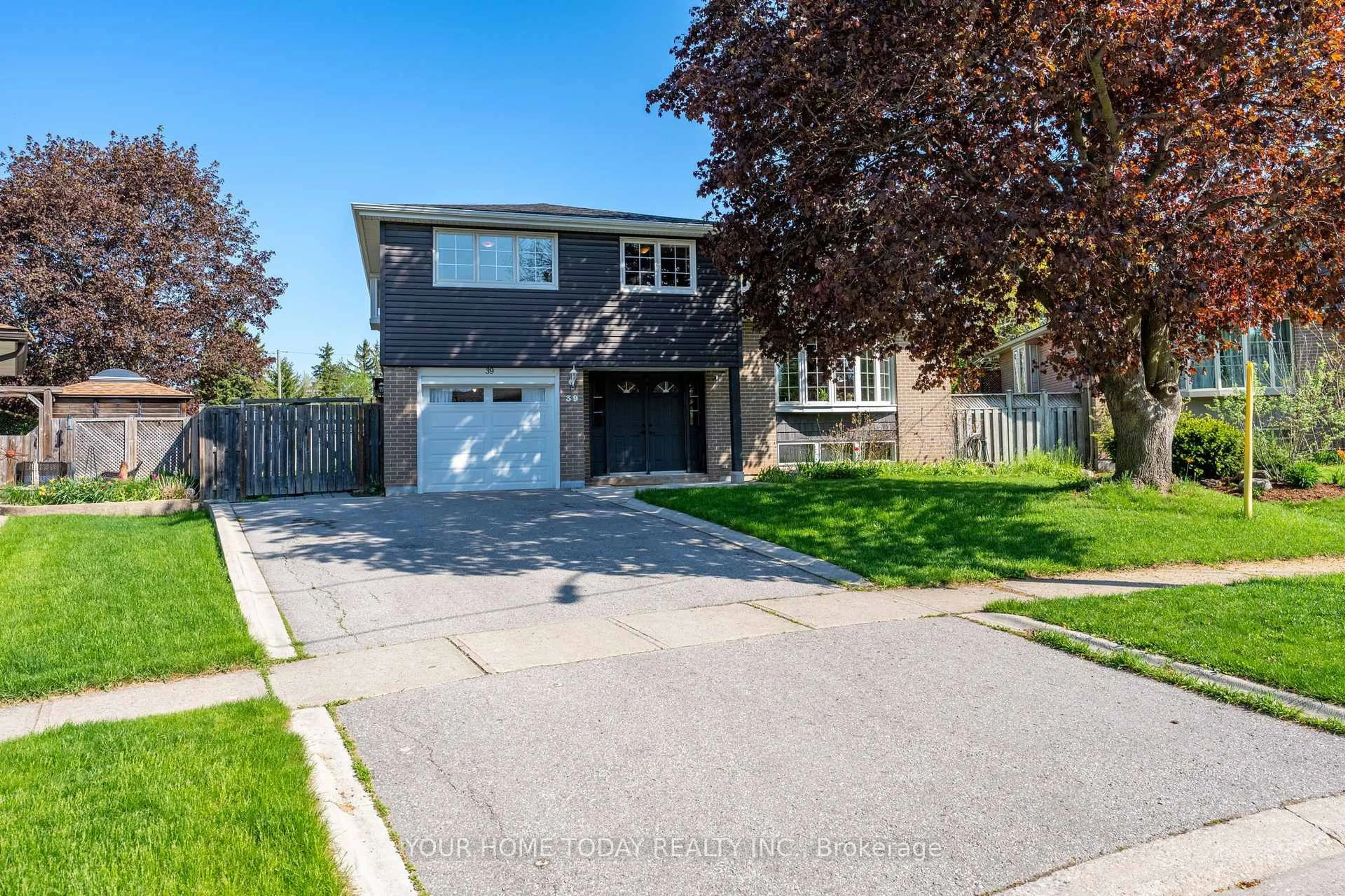 Home with brick exterior material, street for 39 Eleanor Cres, Halton Hills Ontario L7G 2T7