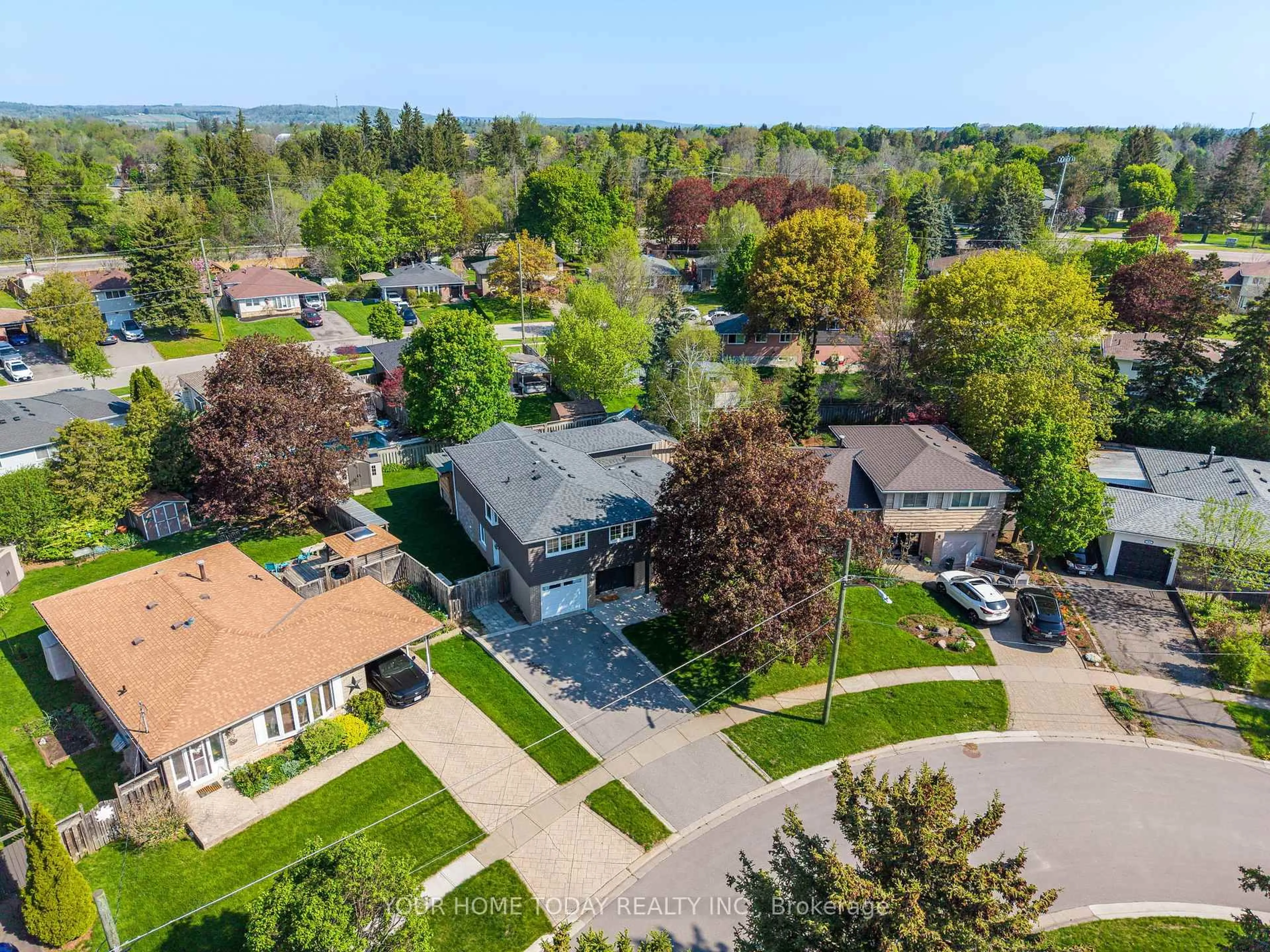 A pic from outside/outdoor area/front of a property/back of a property/a pic from drone, street for 39 Eleanor Cres, Halton Hills Ontario L7G 2T7