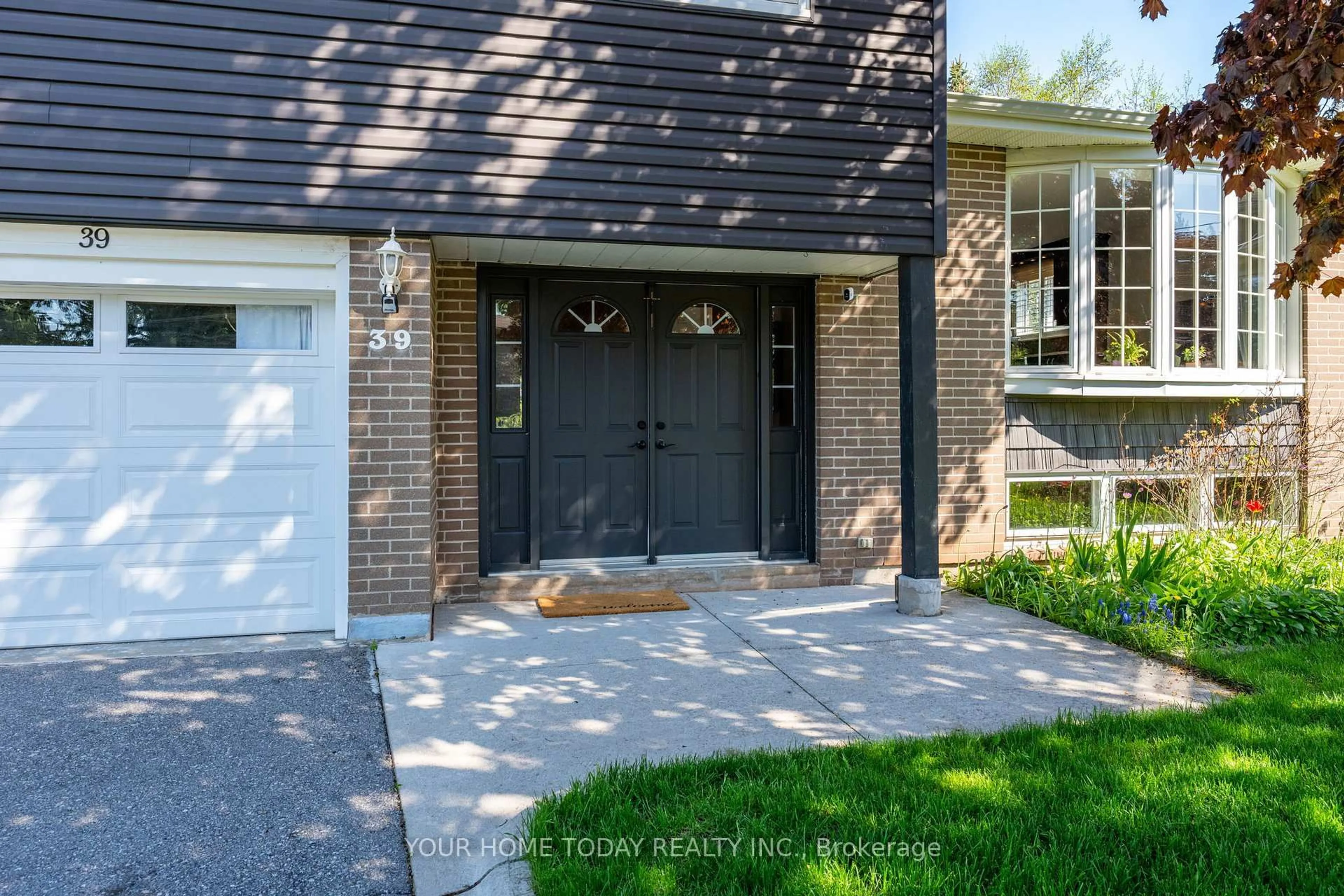 Home with brick exterior material, street for 39 Eleanor Cres, Halton Hills Ontario L7G 2T7