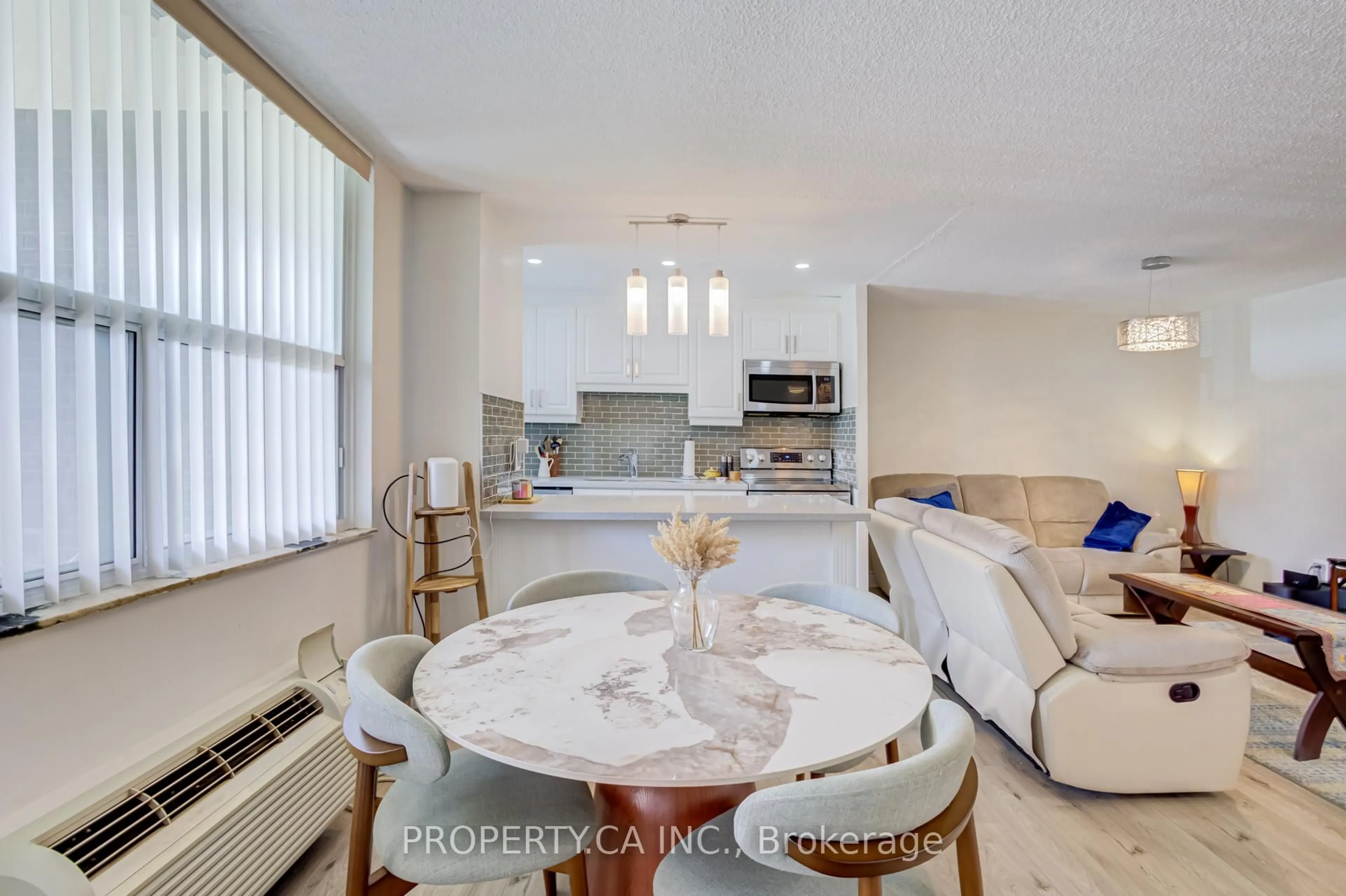Open concept kitchen, ceramic/tile floor for 966 Inverhouse Dr #109, Mississauga Ontario L5J 4B6