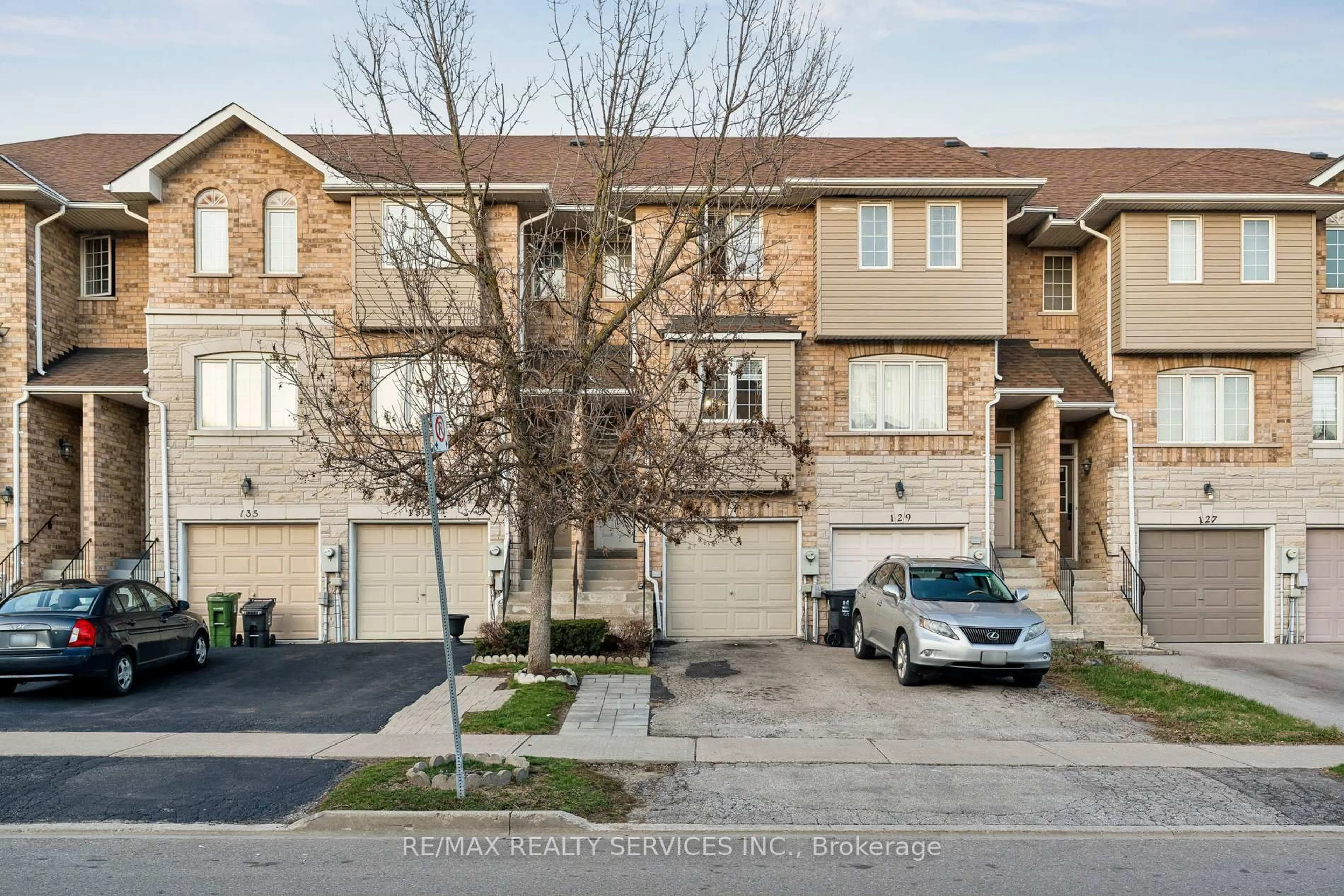 A pic from outside/outdoor area/front of a property/back of a property/a pic from drone, street for 131 Charlton Settlement Ave, Toronto Ontario M6M 5L5