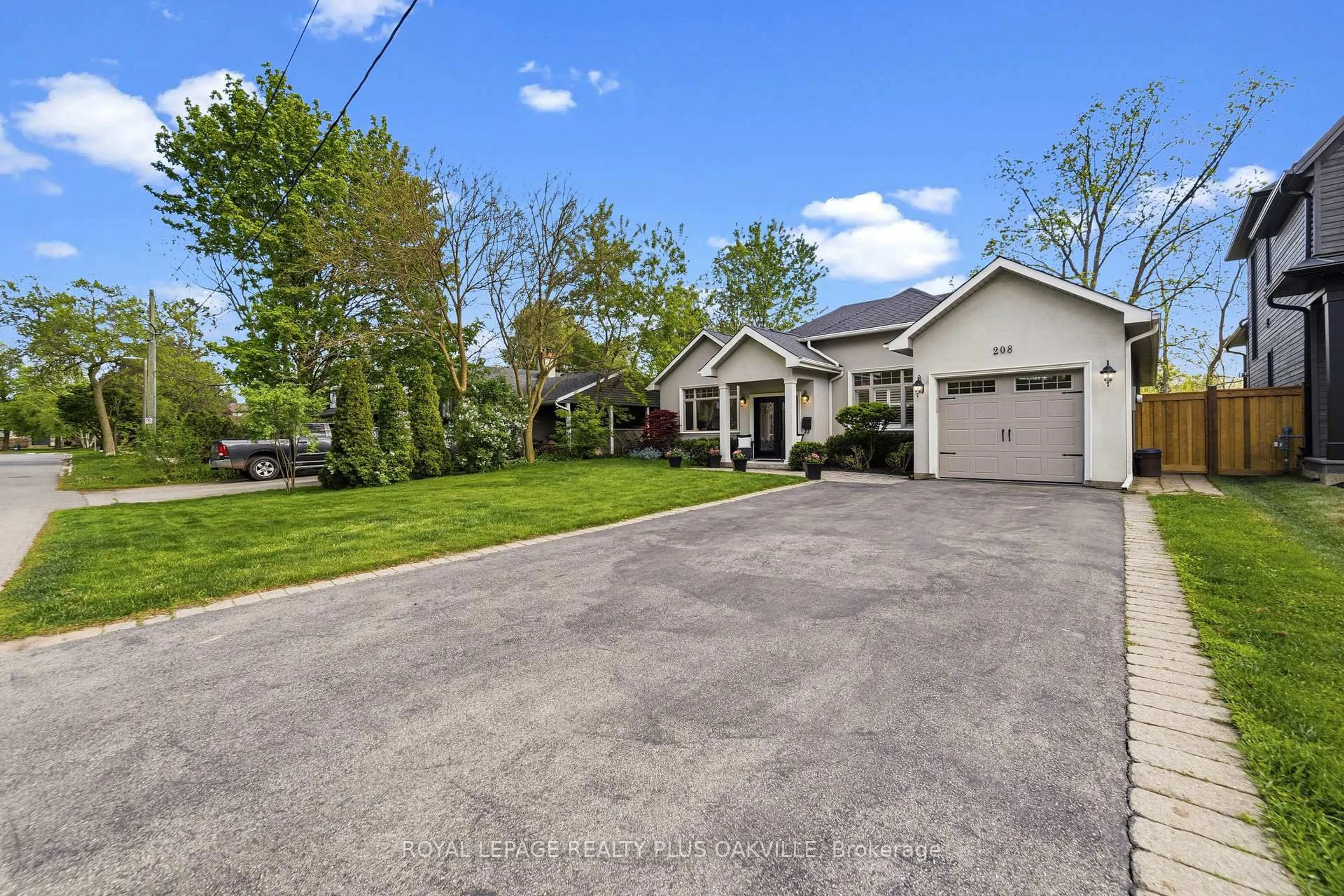 A pic from outside/outdoor area/front of a property/back of a property/a pic from drone, street for 208 Mohawk Rd, Oakville Ontario L6L 2Z2