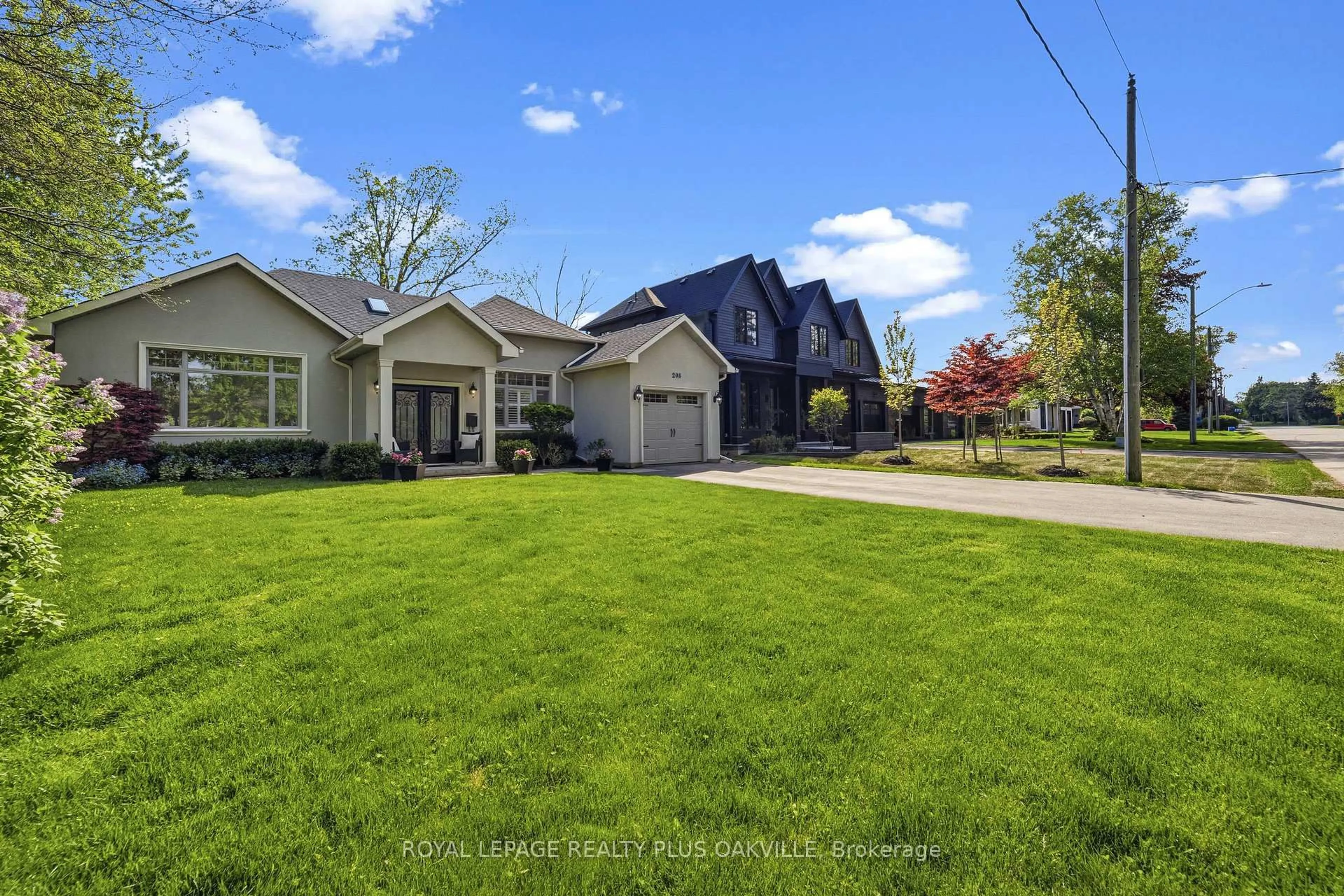 A pic from outside/outdoor area/front of a property/back of a property/a pic from drone, street for 208 Mohawk Rd, Oakville Ontario L6L 2Z2