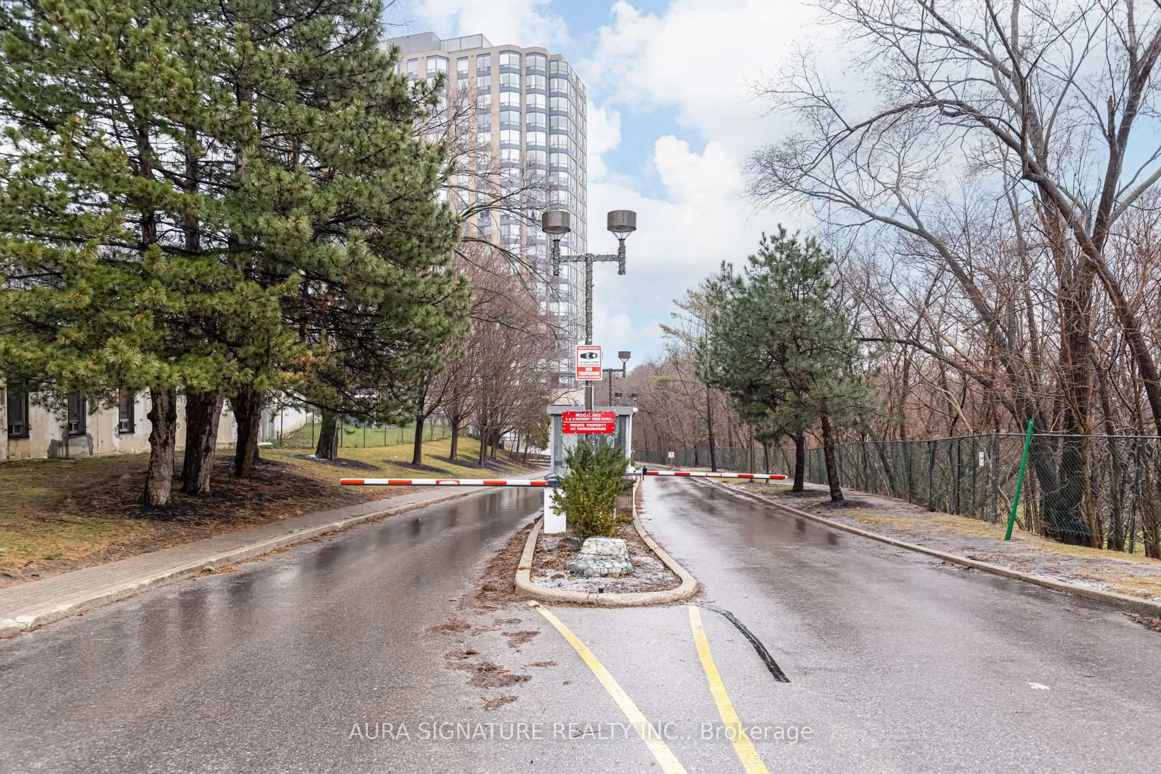 Blurry image for 3 Hickory Tree Dr #1010, Toronto Ontario M9N 3W5