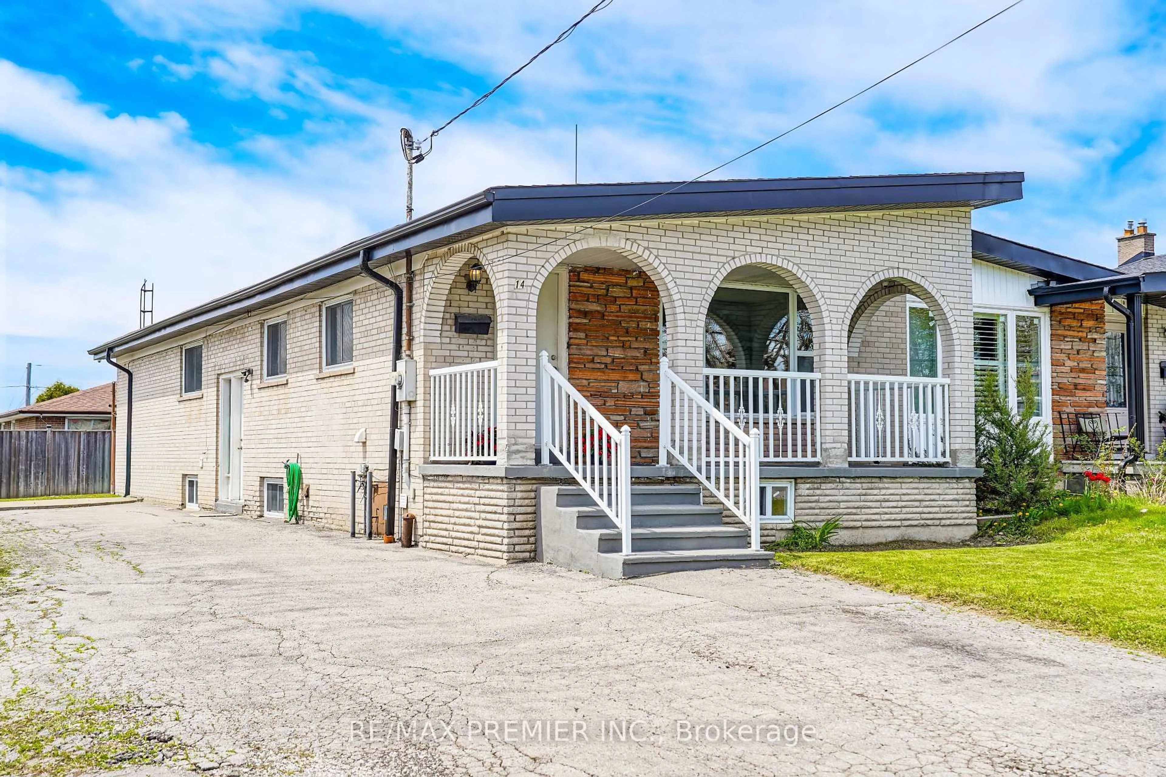 A pic from outside/outdoor area/front of a property/back of a property/a pic from drone, street for 14 Yatescastle Dr, Toronto Ontario M3L 2B8