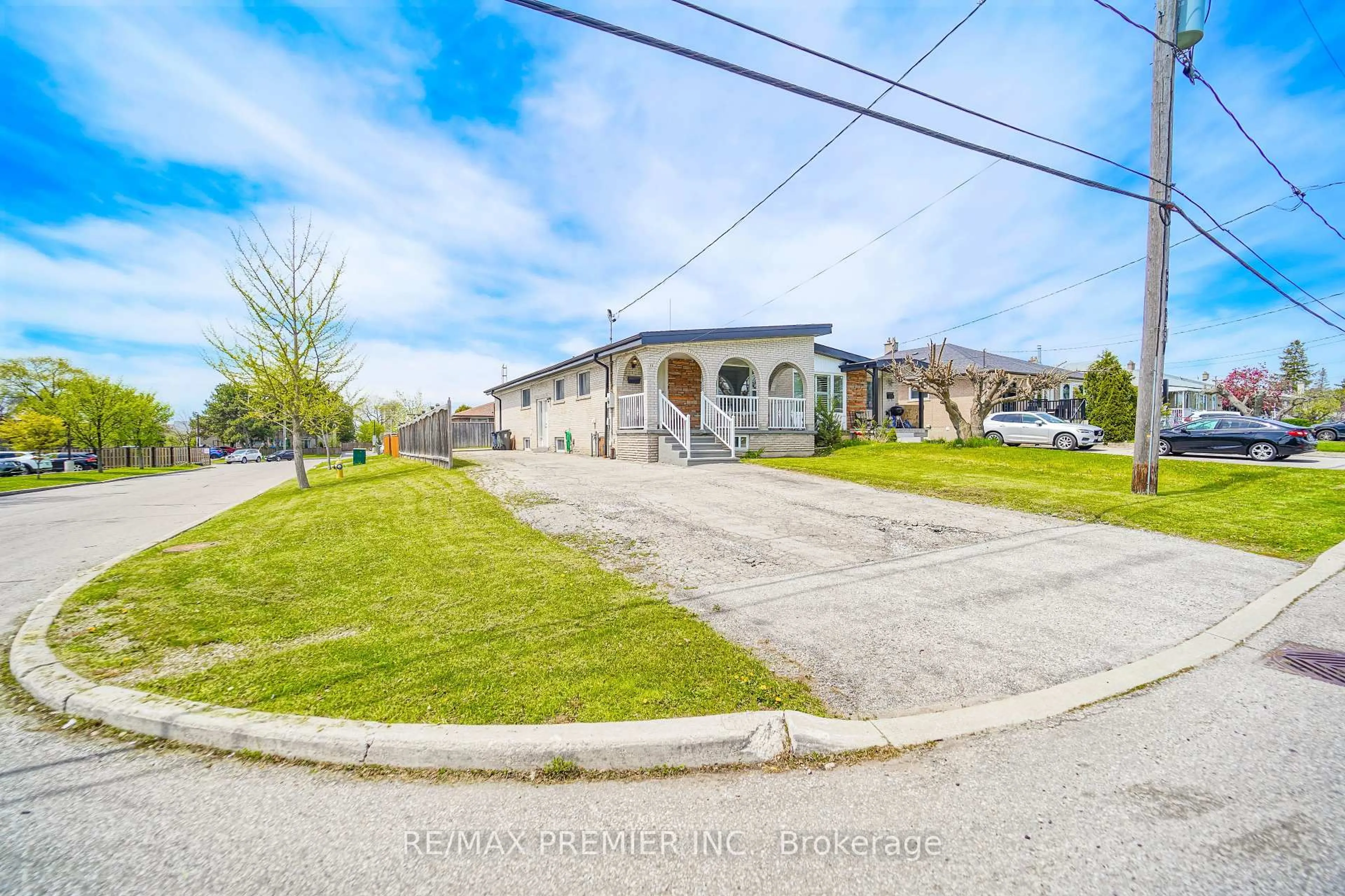 A pic from outside/outdoor area/front of a property/back of a property/a pic from drone, street for 14 Yatescastle Dr, Toronto Ontario M3L 2B8