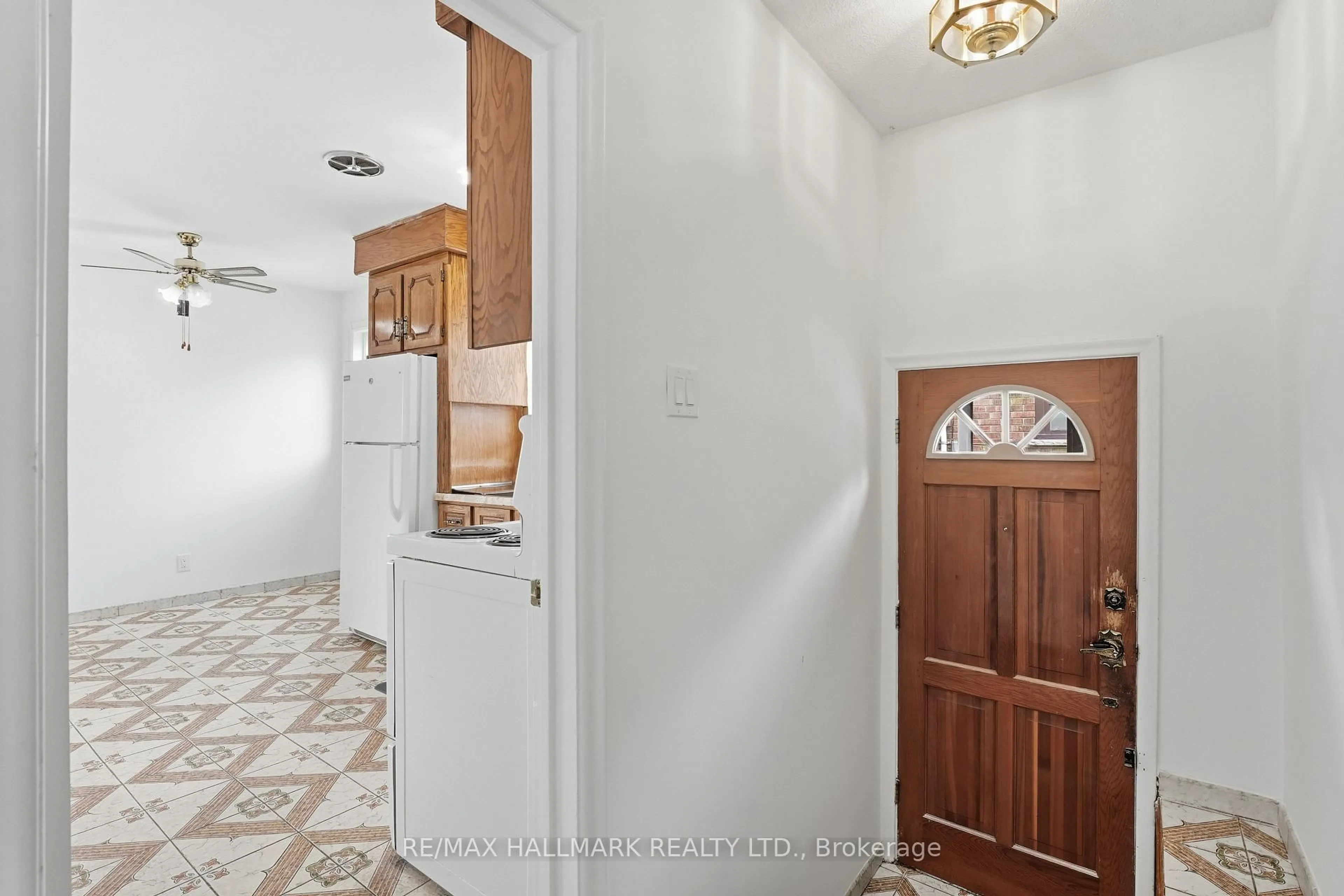 Indoor entryway for 54 Gotham Crt, Toronto Ontario M6M 2N8