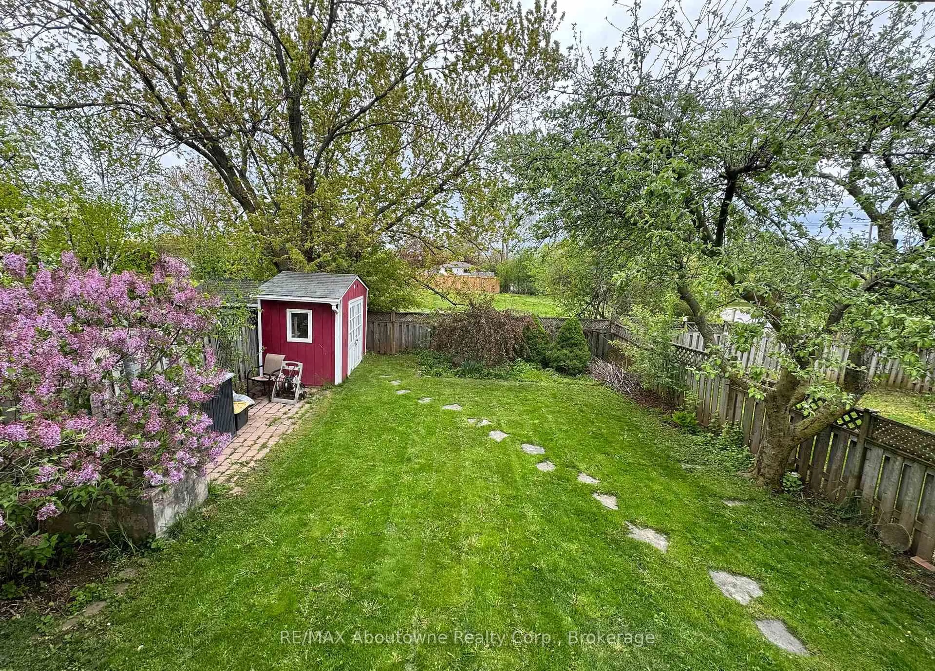 Shed for 637 Lomond Cres, Burlington Ontario L7L 2N8