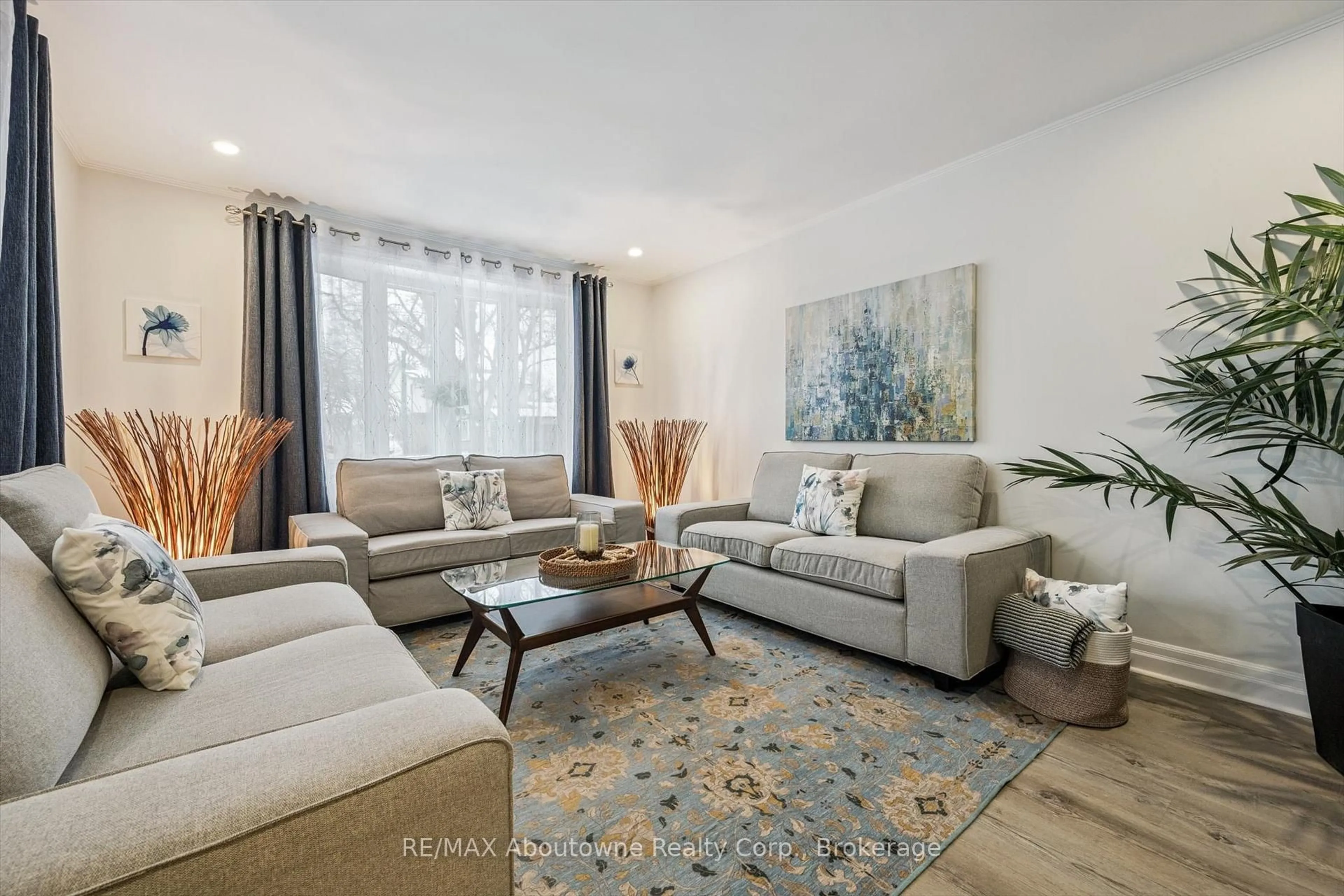 Living room with furniture, unknown for 637 Lomond Cres, Burlington Ontario L7L 2N8