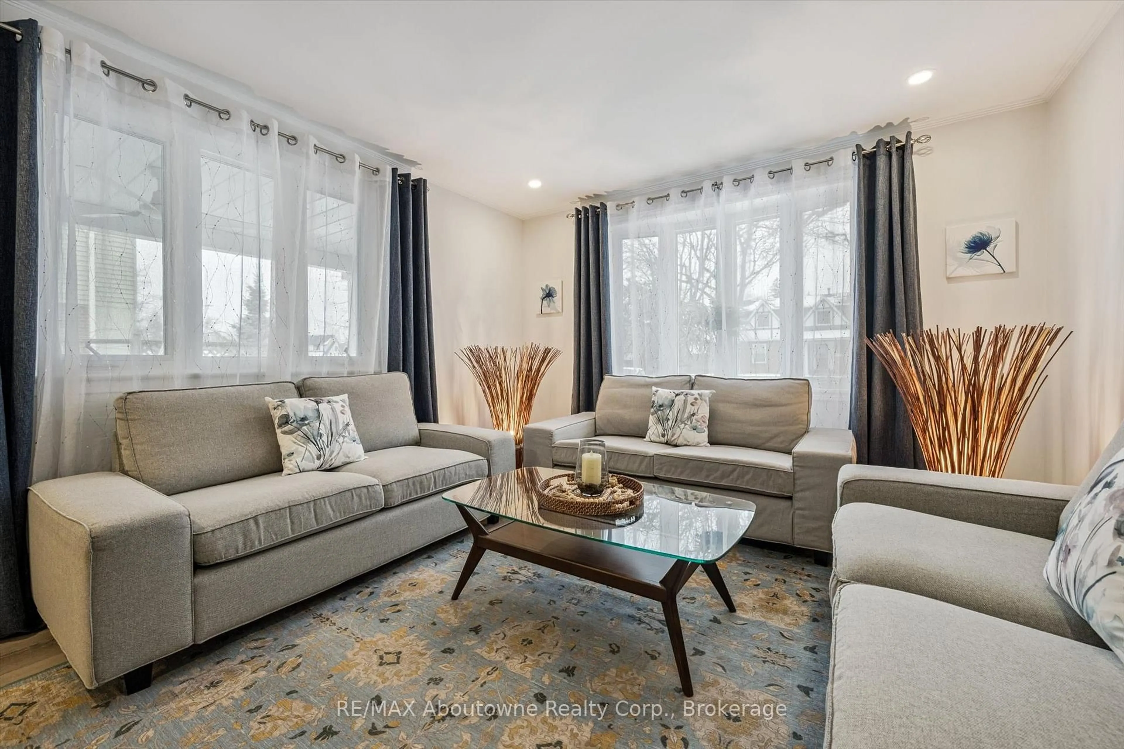 Living room with furniture, carpet floor for 637 Lomond Cres, Burlington Ontario L7L 2N8
