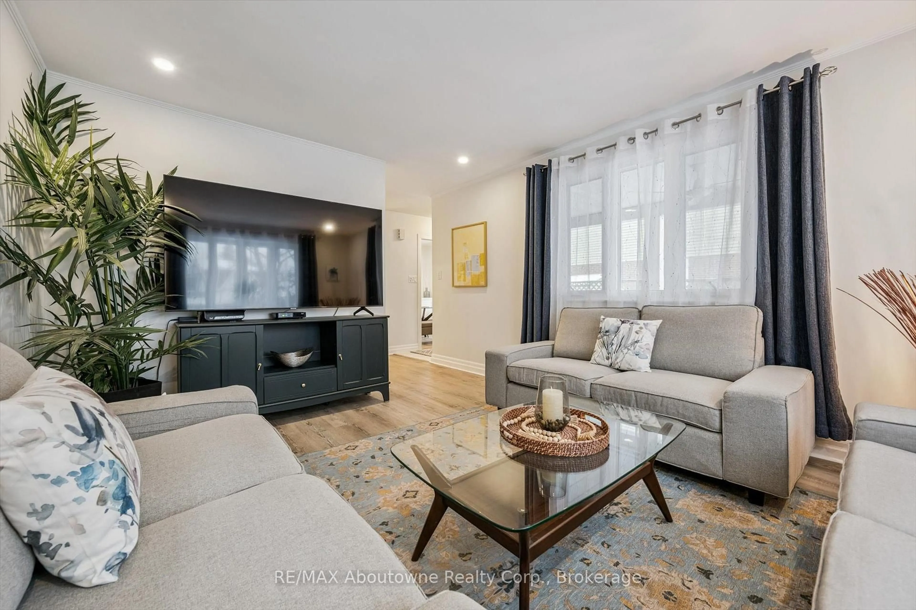 Living room with furniture, unknown for 637 Lomond Cres, Burlington Ontario L7L 2N8