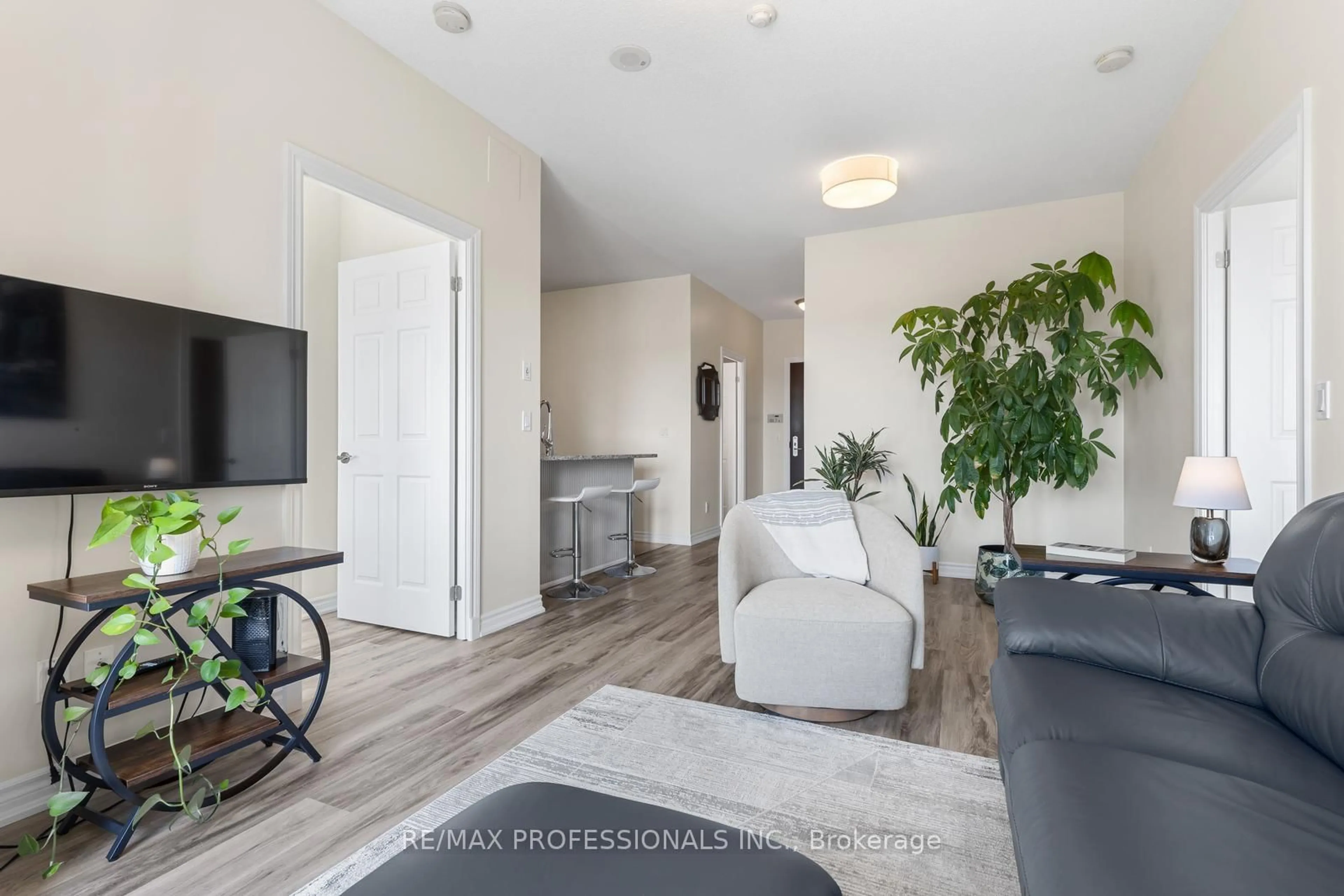 Living room with furniture, unknown for 1135 Royal York Rd #801, Toronto Ontario M9A 0C3