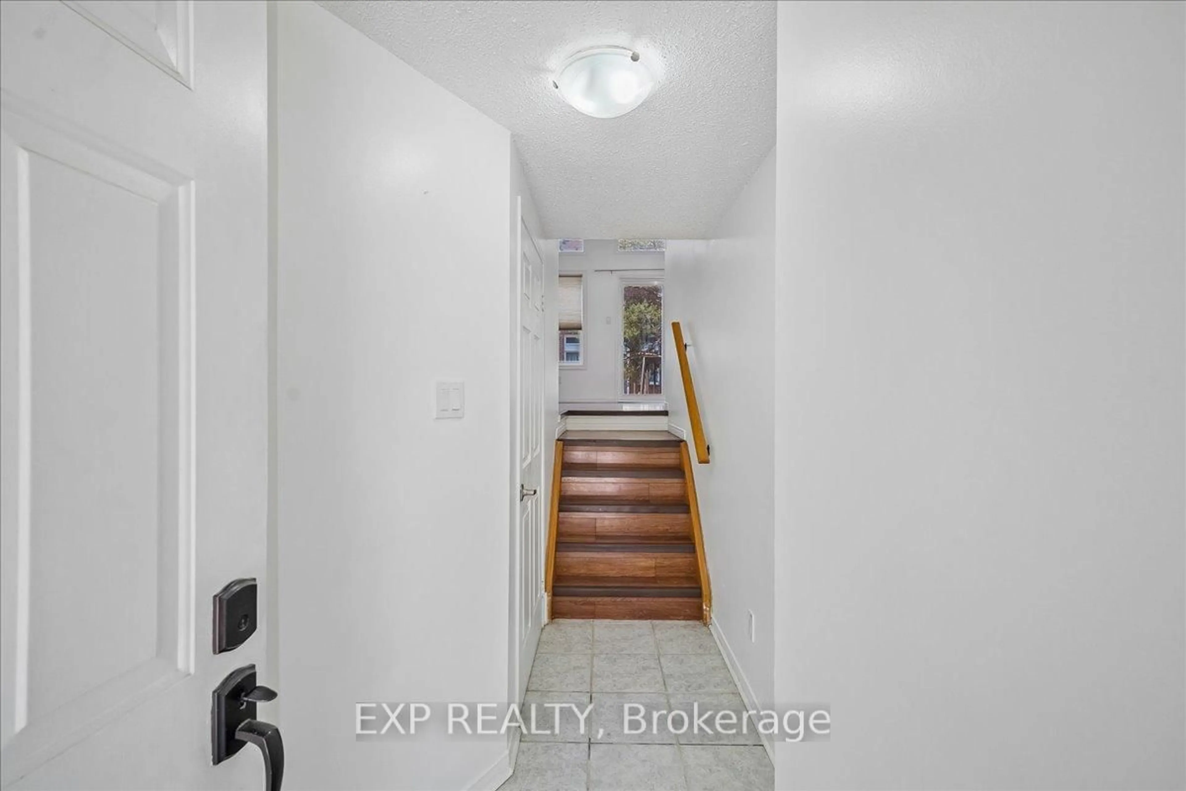 Indoor entryway for 6060 Snowy Owl Cres #35, Mississauga Ontario L5N 7K3