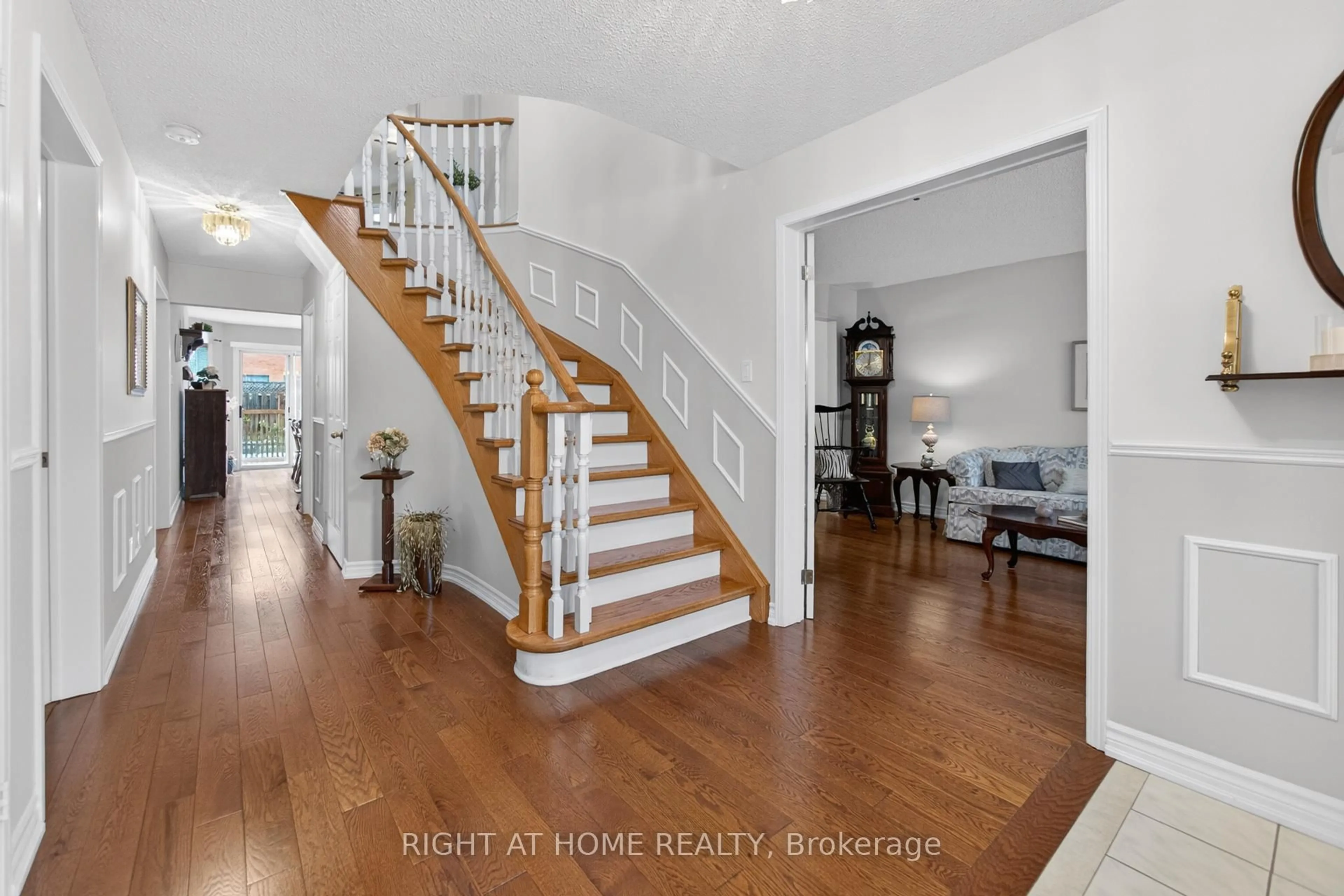 Indoor entryway for 17 Eaton St, Halton Hills Ontario L7G 5L4