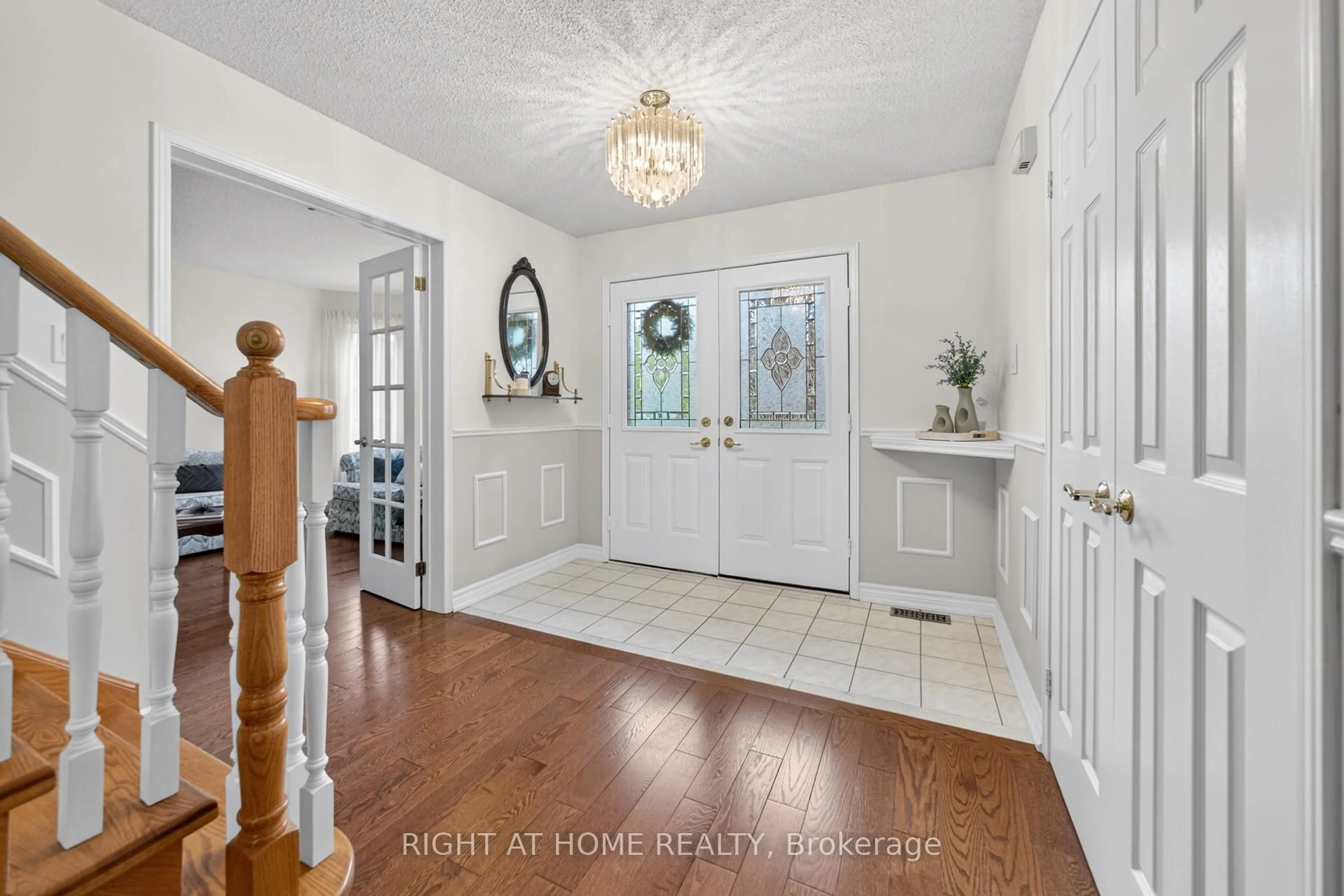 Indoor entryway for 17 Eaton St, Halton Hills Ontario L7G 5L4