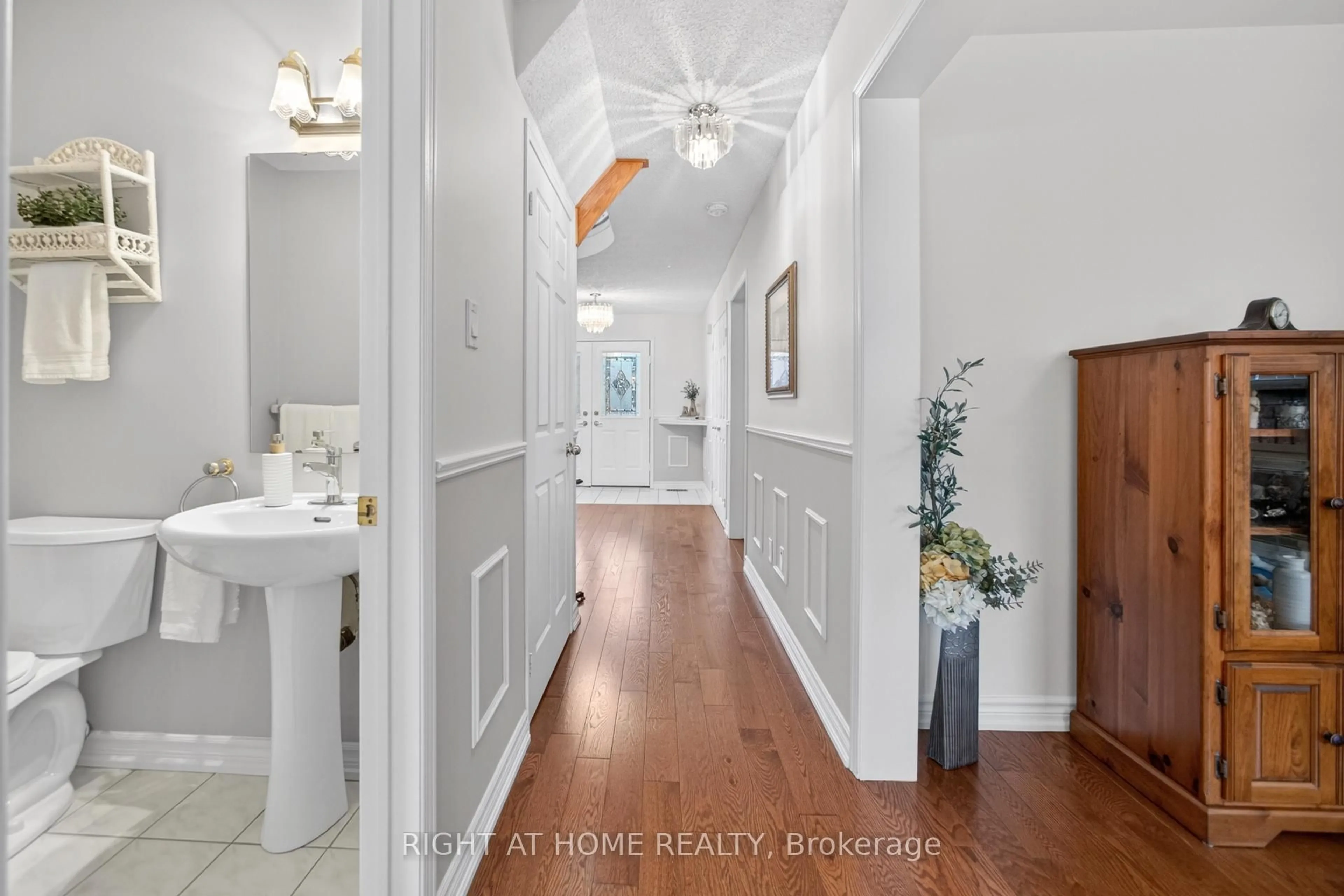 Indoor entryway for 17 Eaton St, Halton Hills Ontario L7G 5L4
