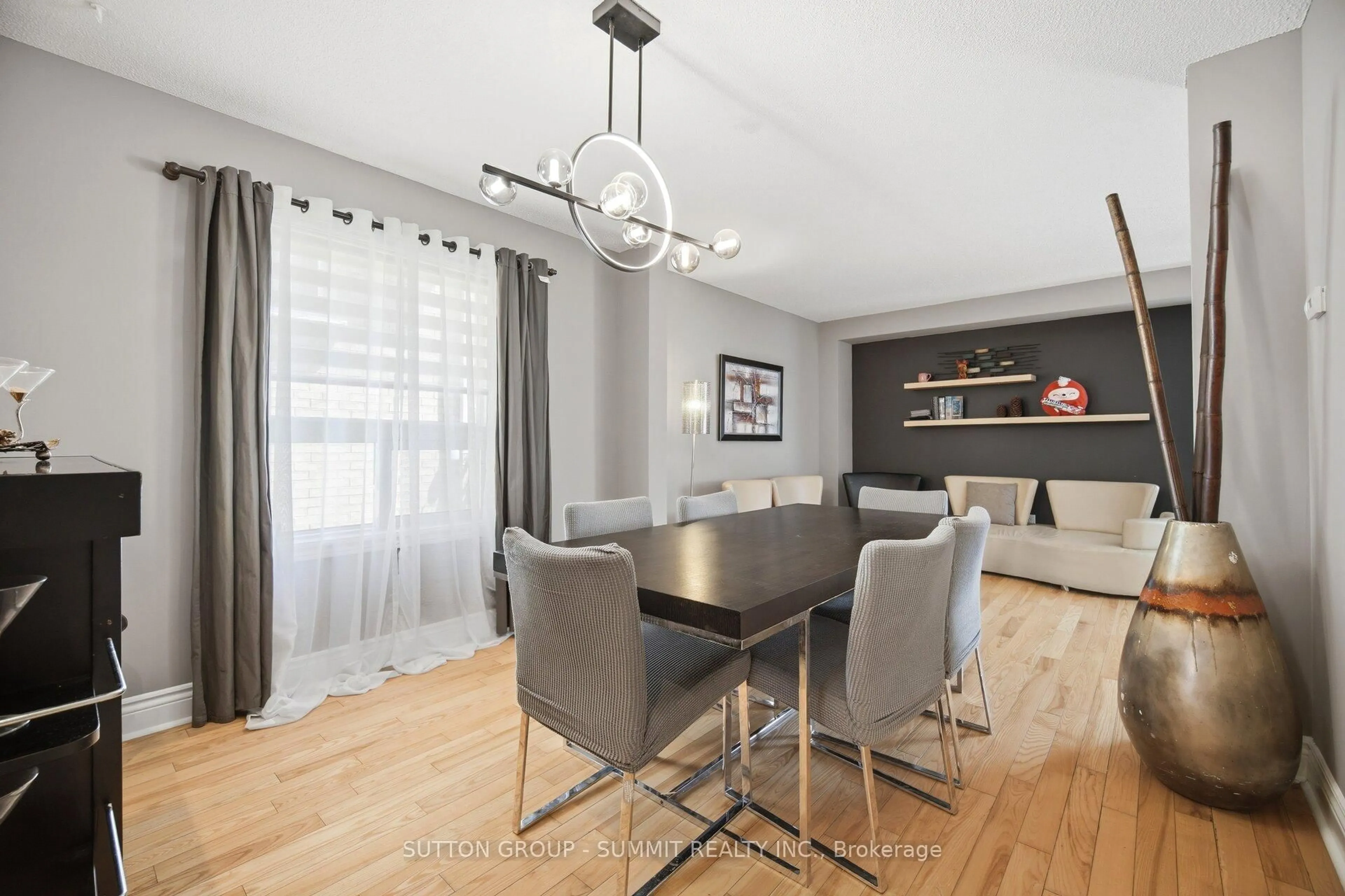 Dining room, wood/laminate floor for 1390 ASTRELLA Cres, Mississauga Ontario L5M 4Z8
