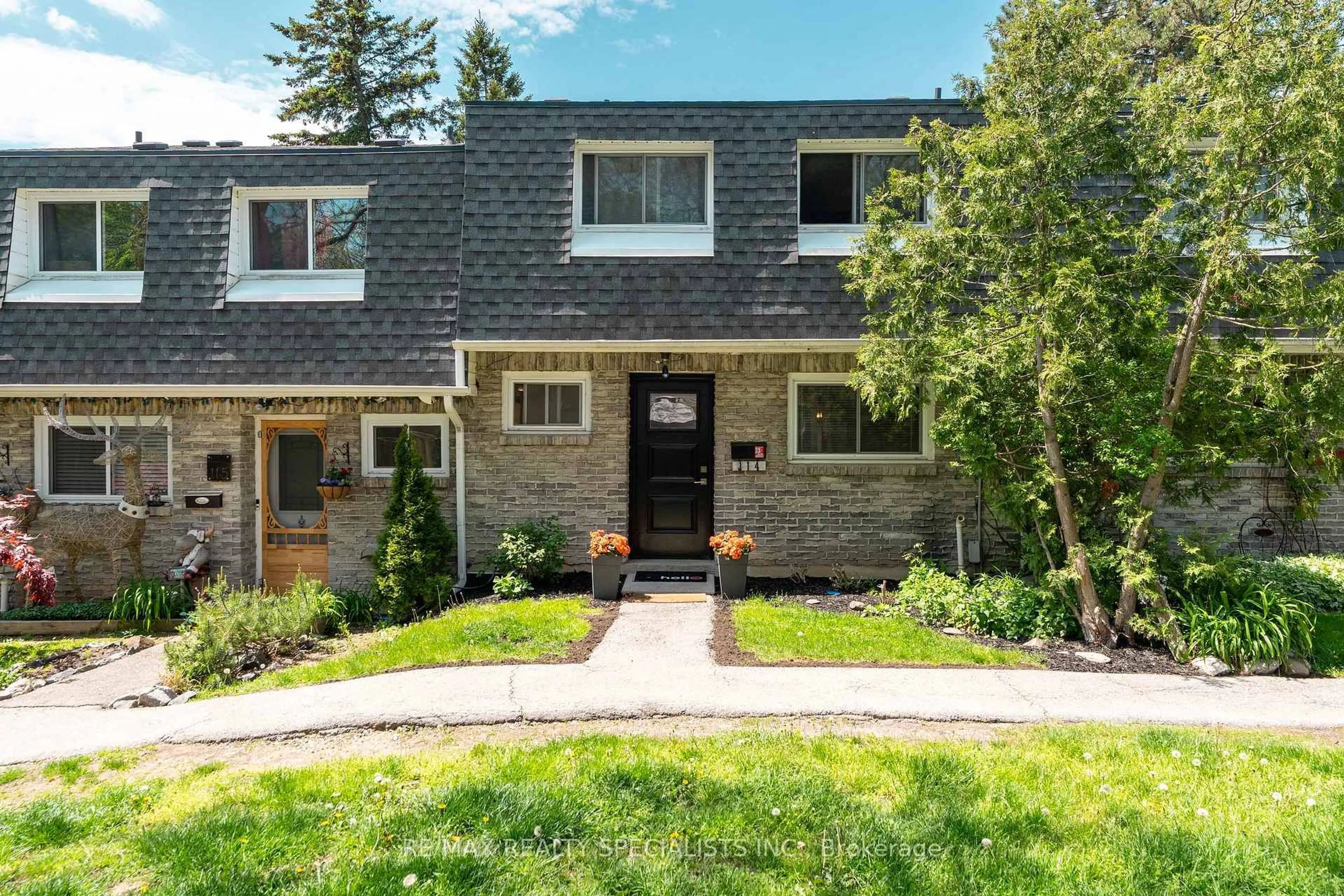 Home with brick exterior material, street for 2050 Upper Middle Rd #114, Burlington Ontario L7P 3R9