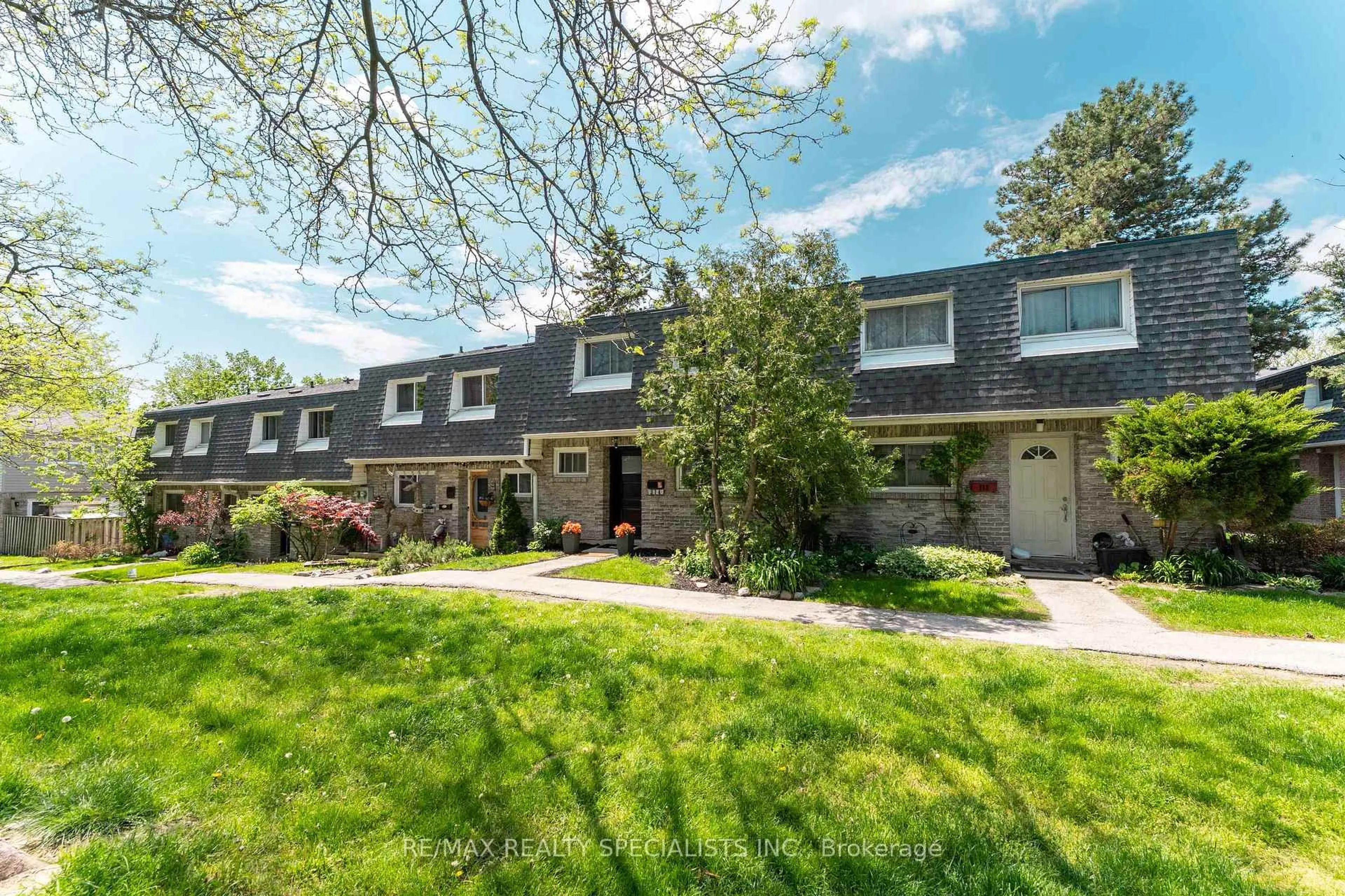 A pic from outside/outdoor area/front of a property/back of a property/a pic from drone, street for 2050 Upper Middle Rd #114, Burlington Ontario L7P 3R9