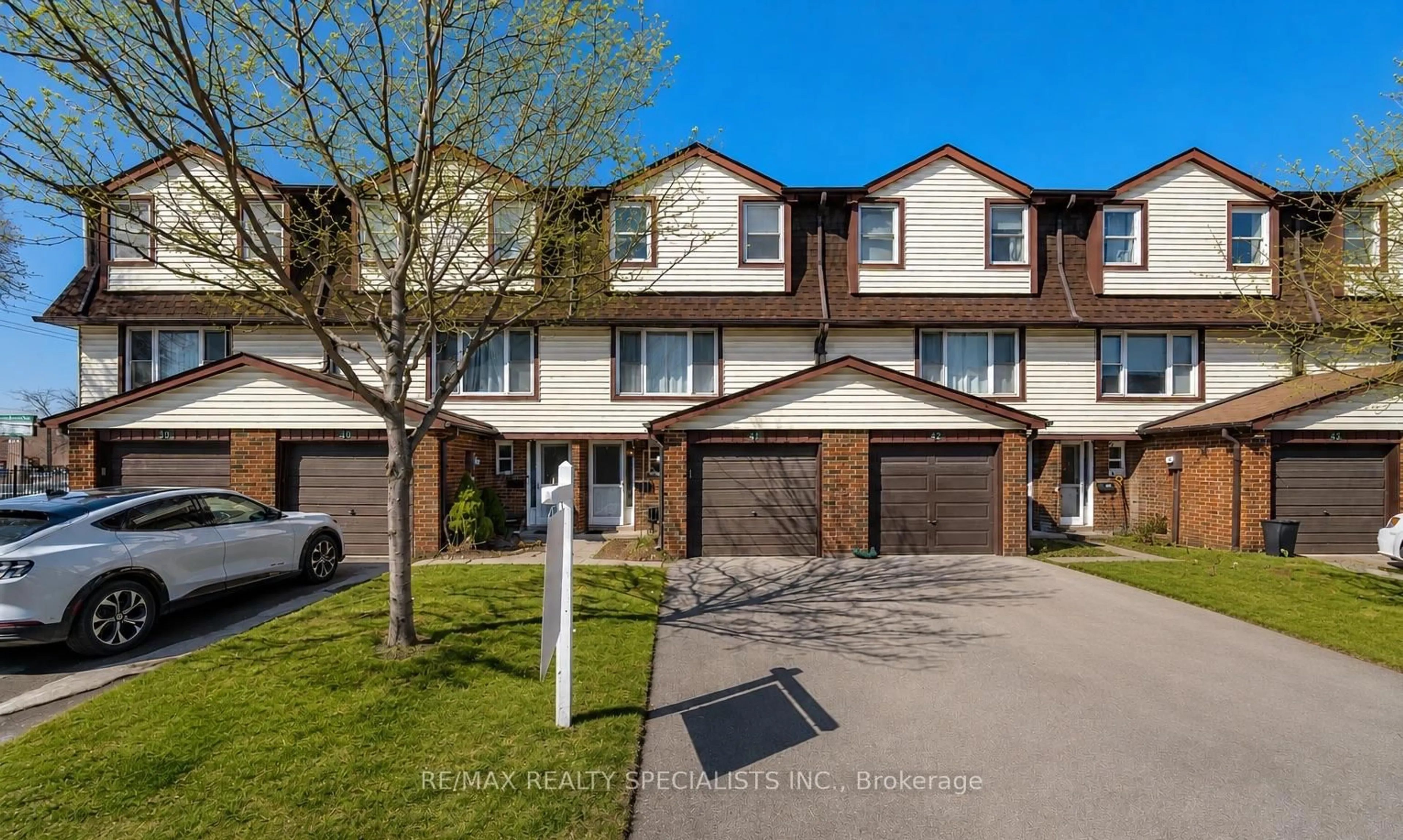 A pic from outside/outdoor area/front of a property/back of a property/a pic from drone, street for 371 Bronte St #41, Milton Ontario L9T 3K5