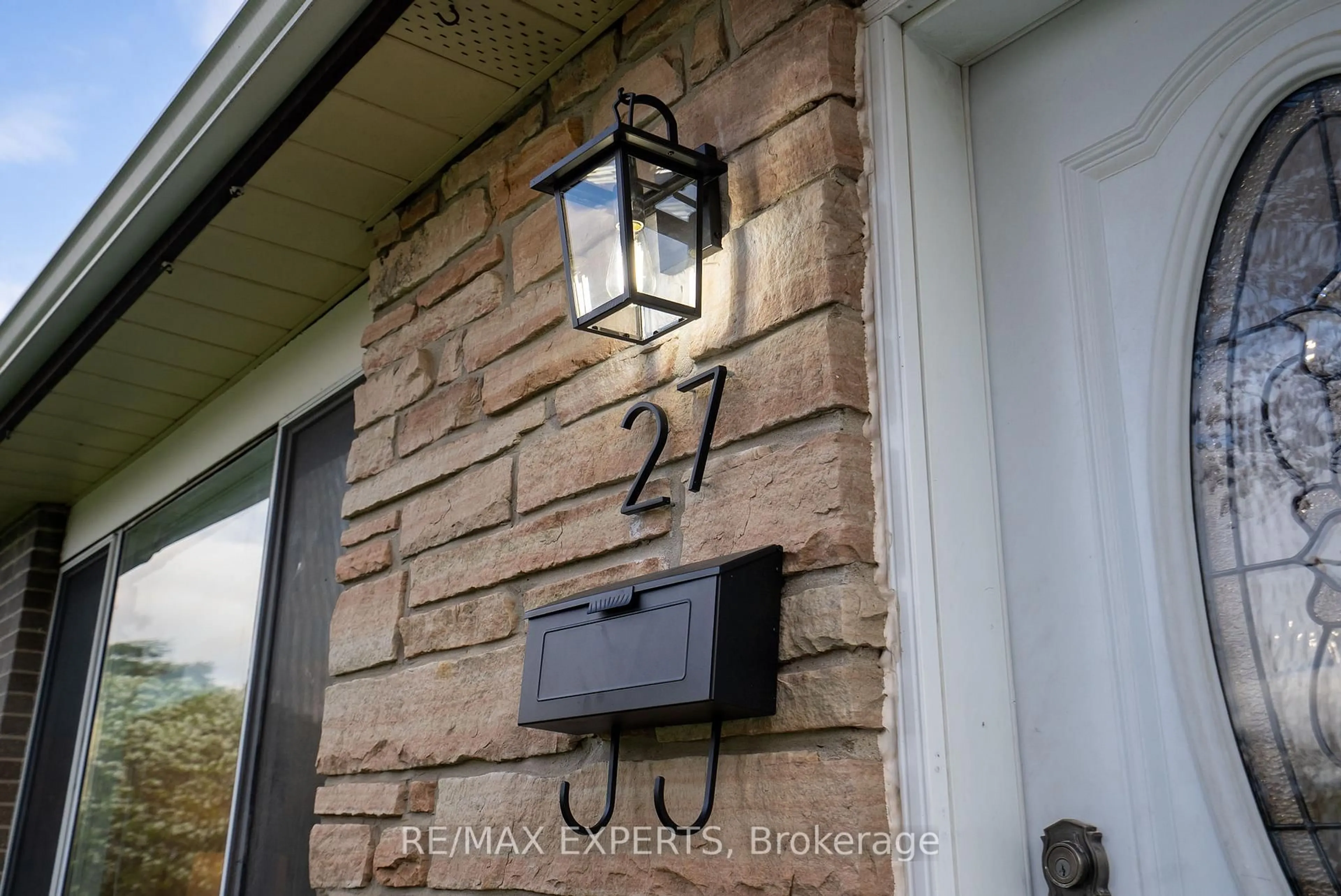 Indoor entryway for 27 Fallingdale Cres, Brampton Ontario L6T 3J5