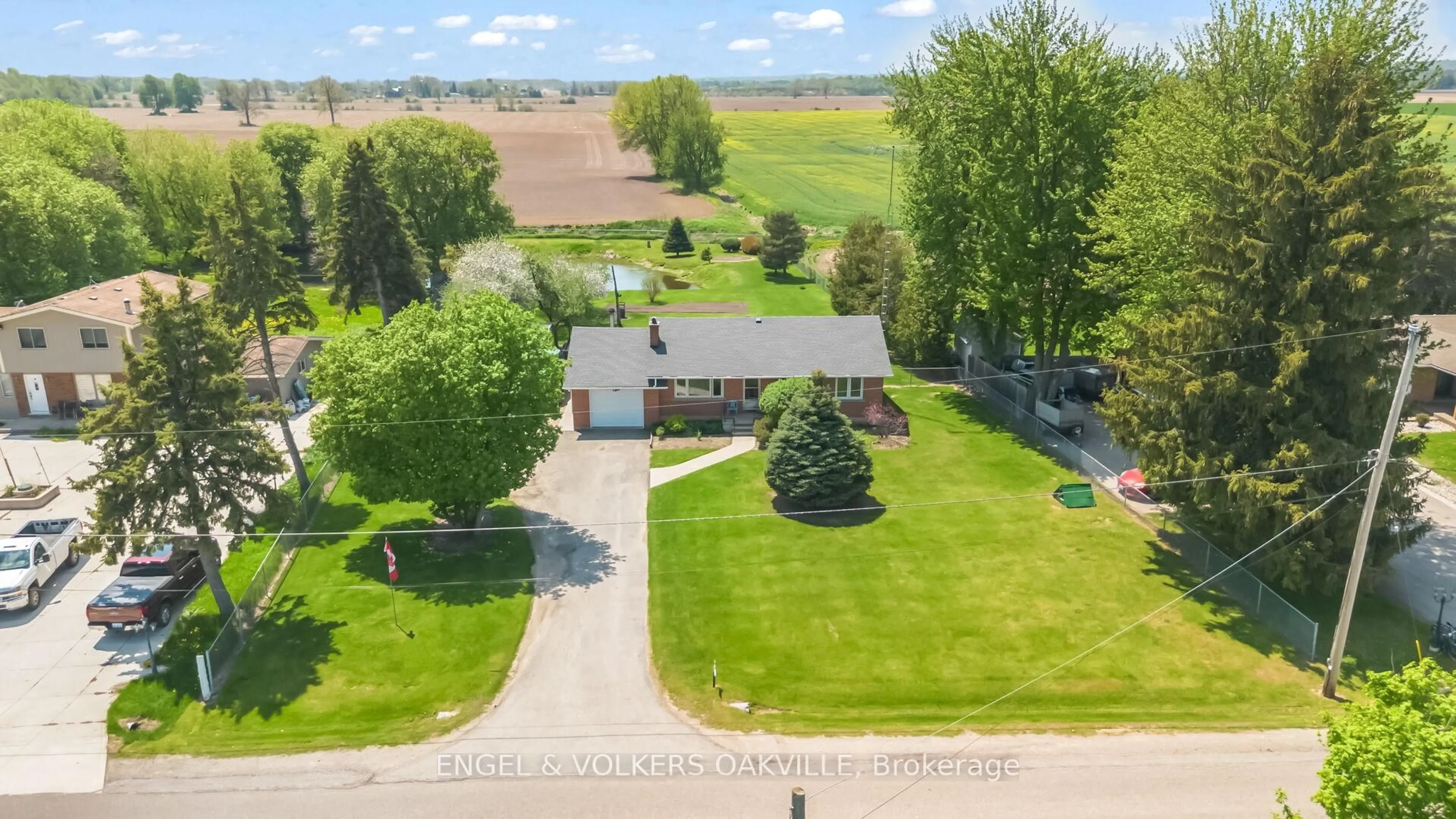 A pic from outside/outdoor area/front of a property/back of a property/a pic from drone, unknown for 12592 Heritage Rd, Caledon Ontario L7C 1T3