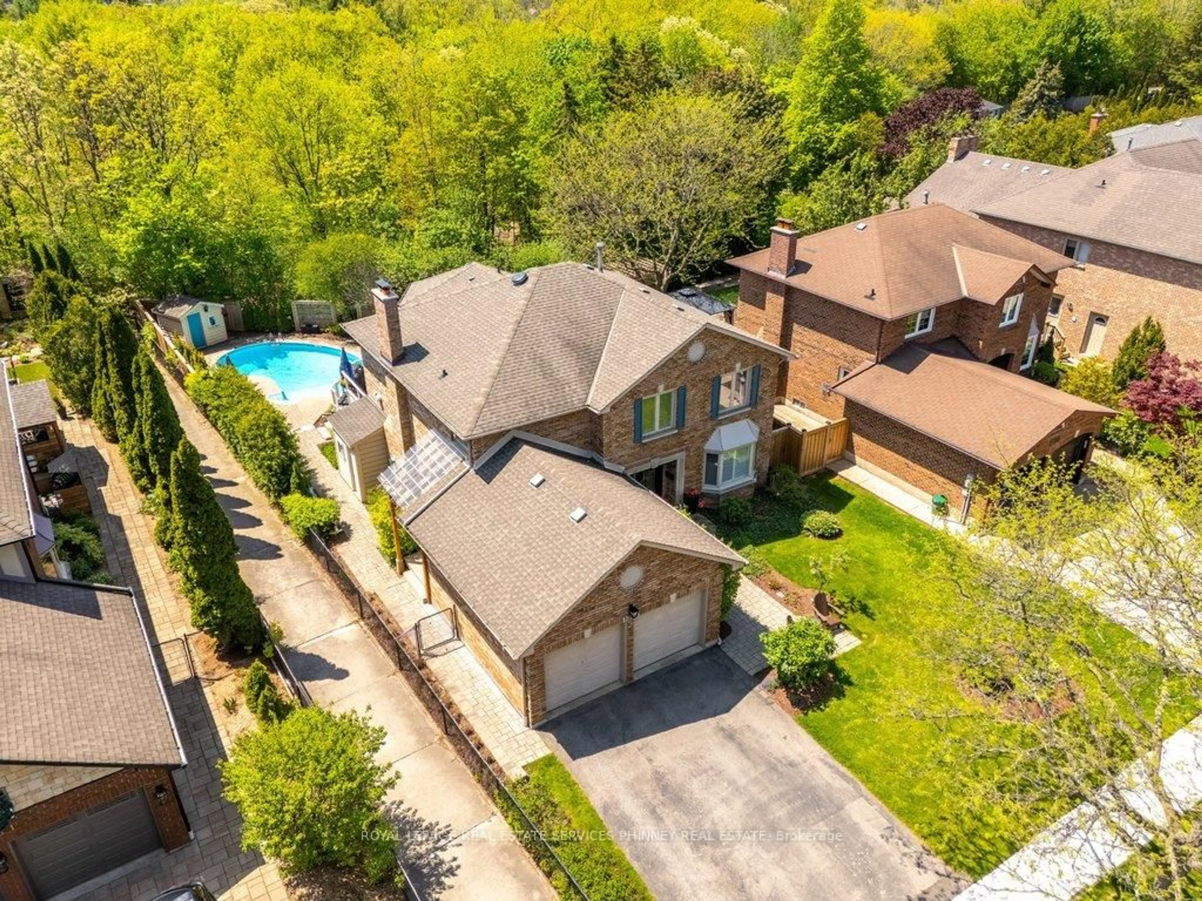 A pic from outside/outdoor area/front of a property/back of a property/a pic from drone, street for 1357 Golden Meadow Tr, Oakville Ontario L6H 3H1