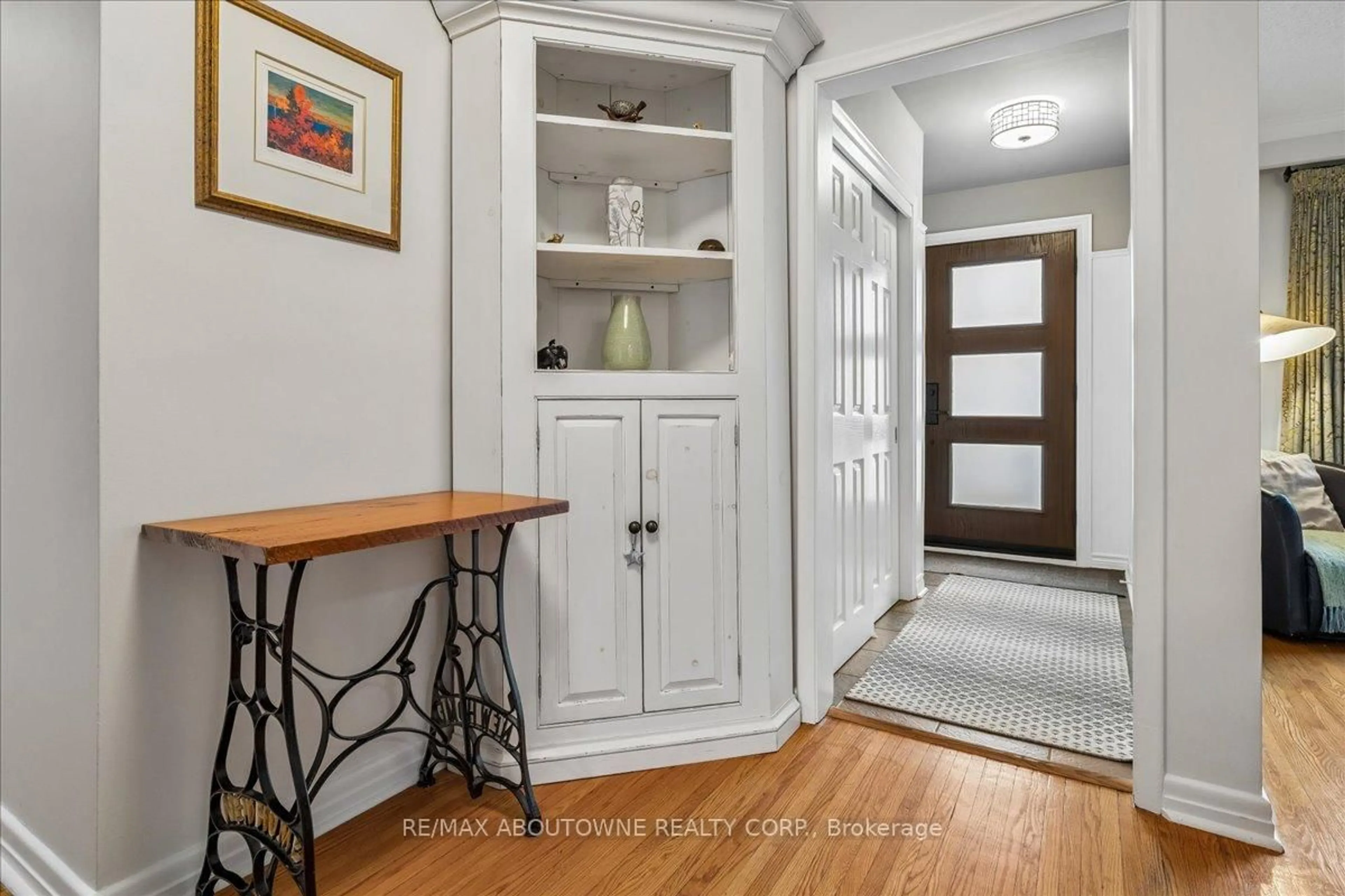 Indoor entryway for 316 River Side Dr, Oakville Ontario L6K 3N4