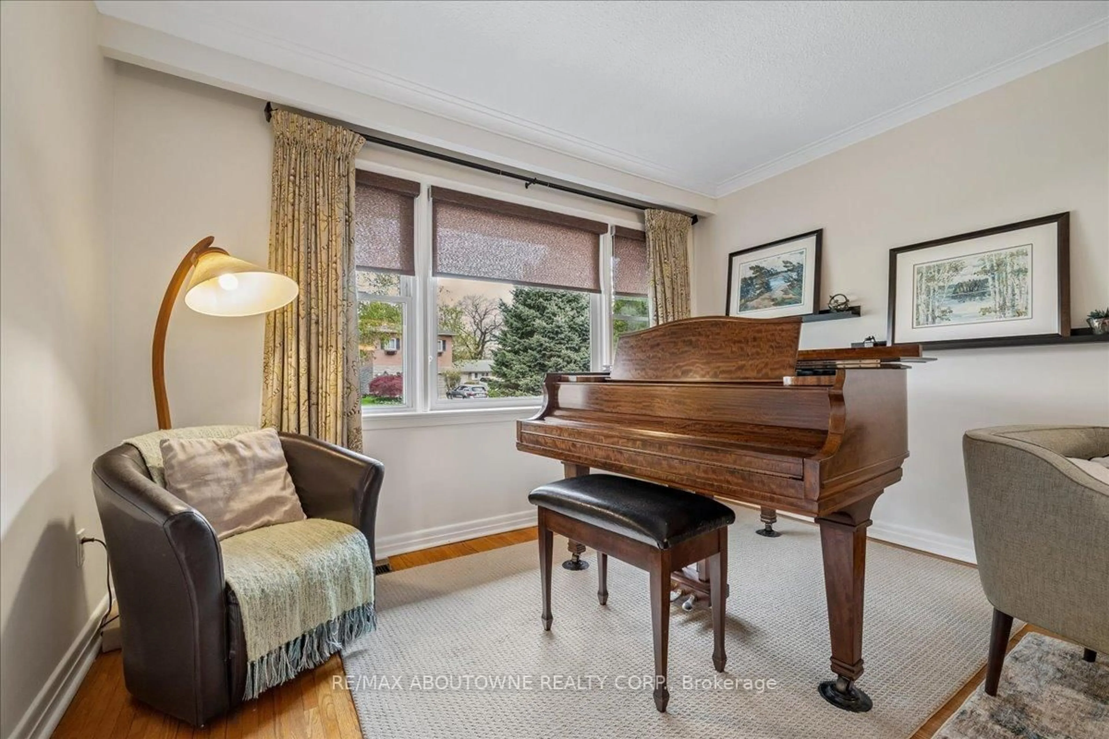 Living room with furniture, unknown for 316 River Side Dr, Oakville Ontario L6K 3N4