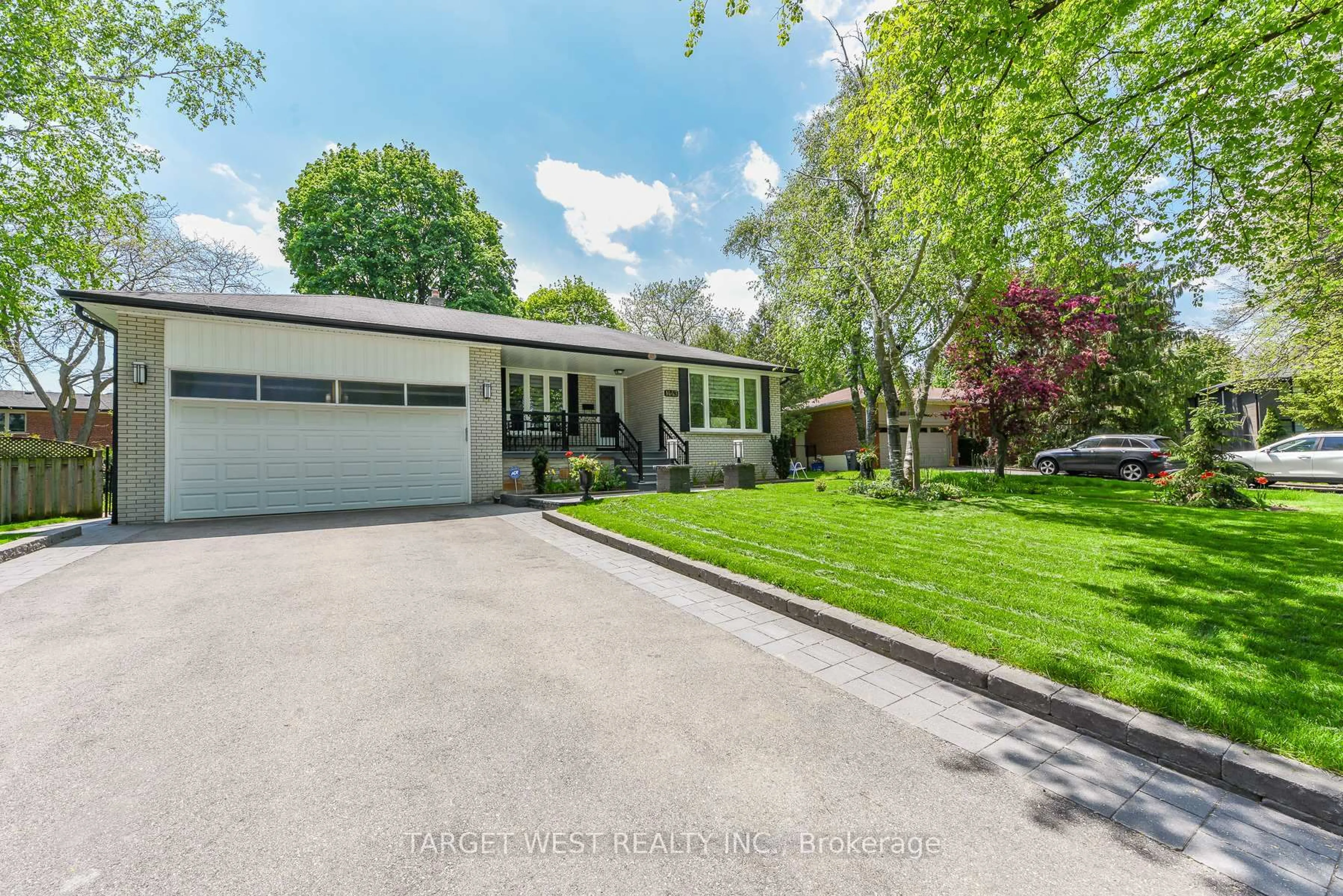 A pic from outside/outdoor area/front of a property/back of a property/a pic from drone, street for 1443 Saginaw Cres, Mississauga Ontario L5H 1X4