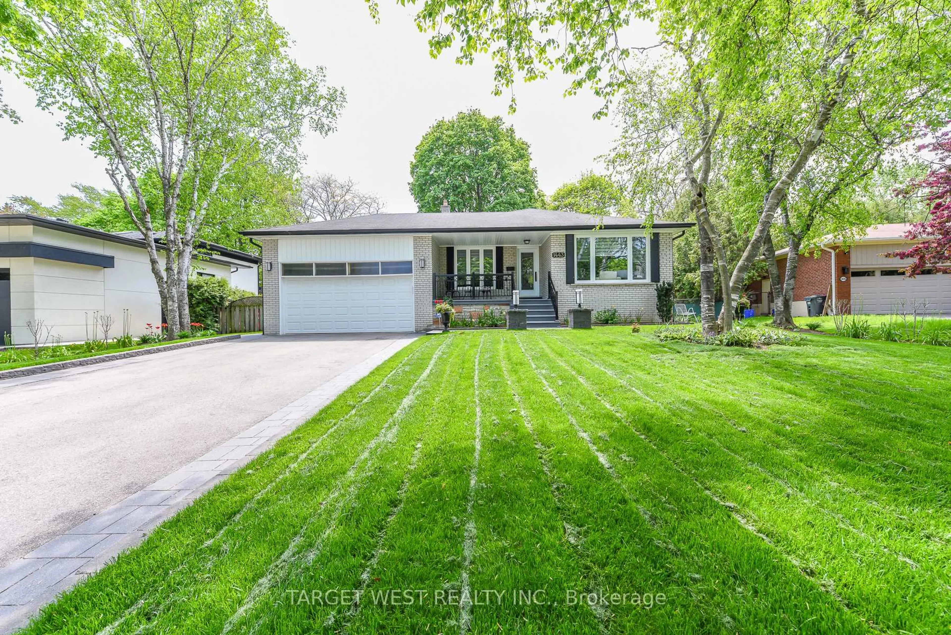 Home with vinyl exterior material, street for 1443 Saginaw Cres, Mississauga Ontario L5H 1X4