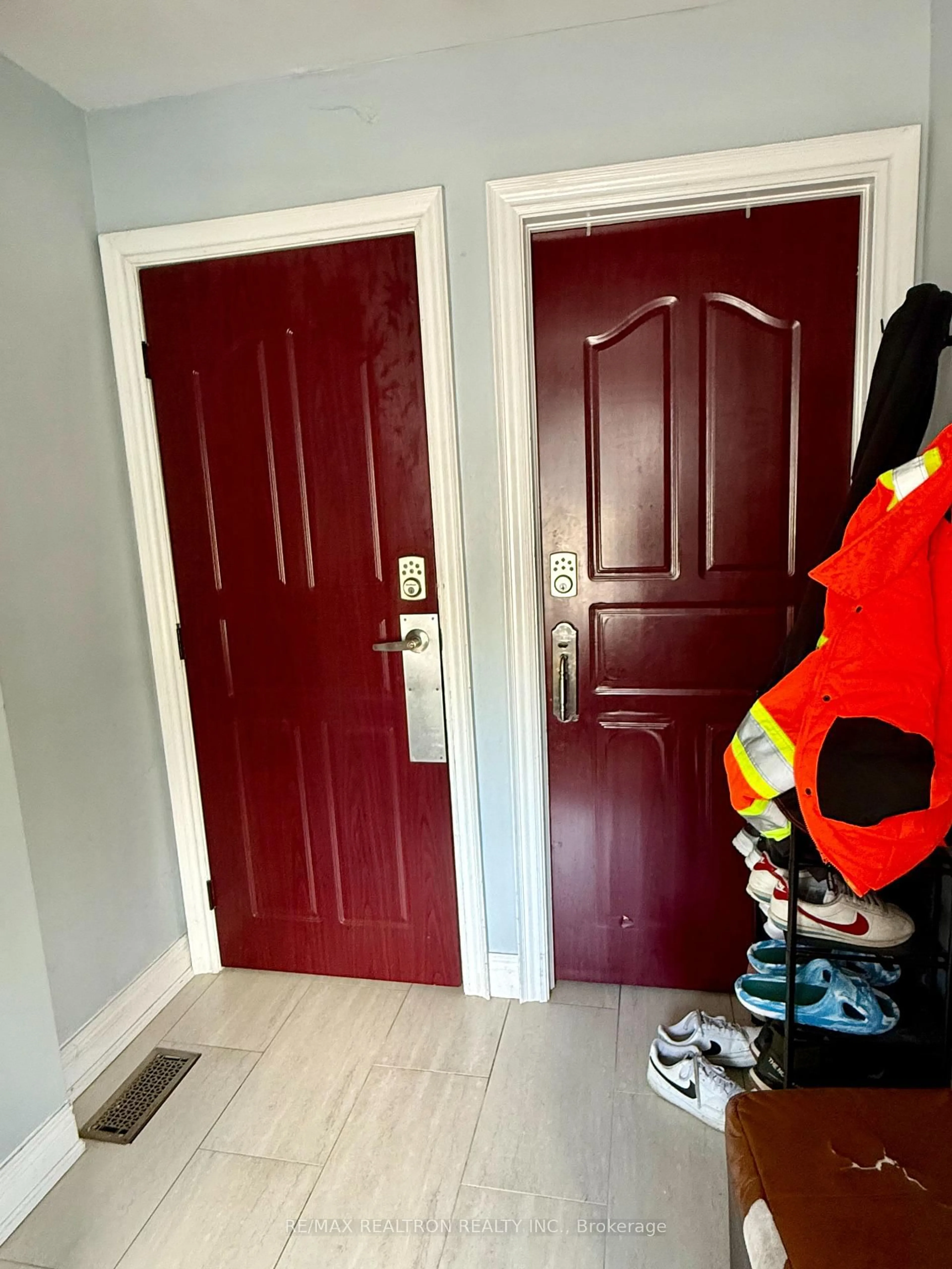 Indoor entryway for 132 Brookhaven Dr, Toronto Ontario M6M 4P2