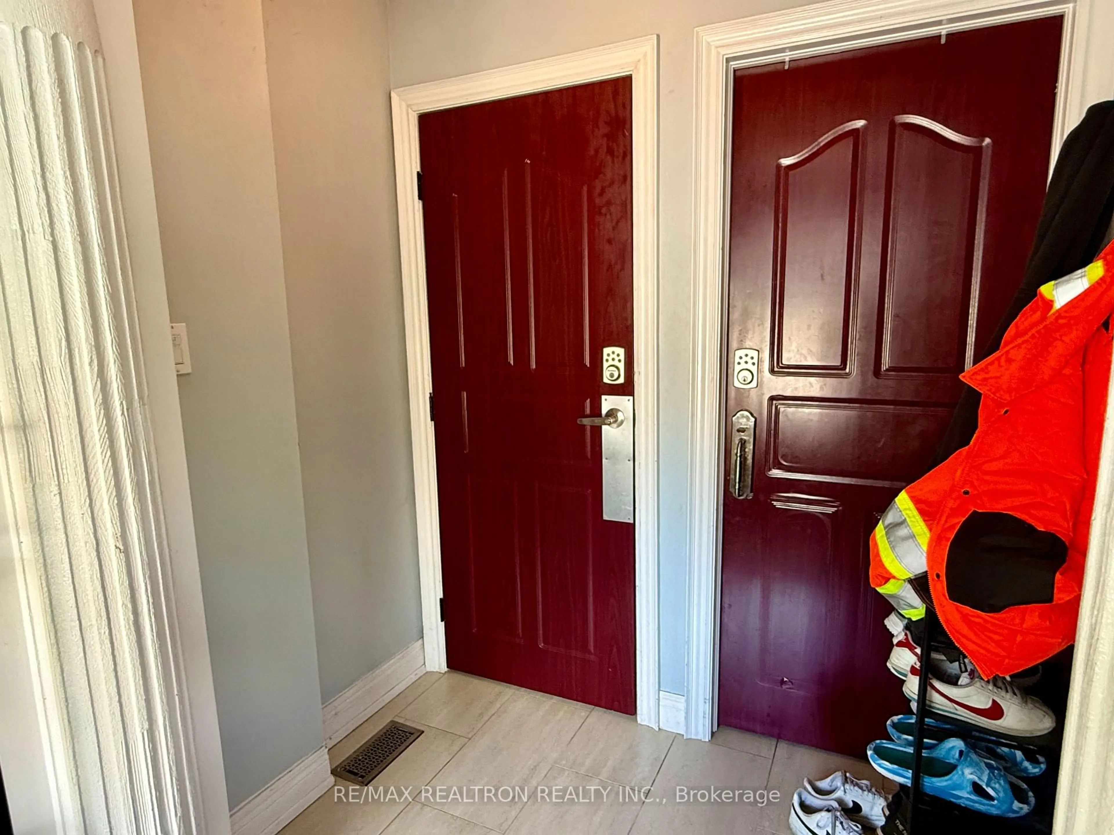 Indoor entryway for 132 Brookhaven Dr, Toronto Ontario M6M 4P2
