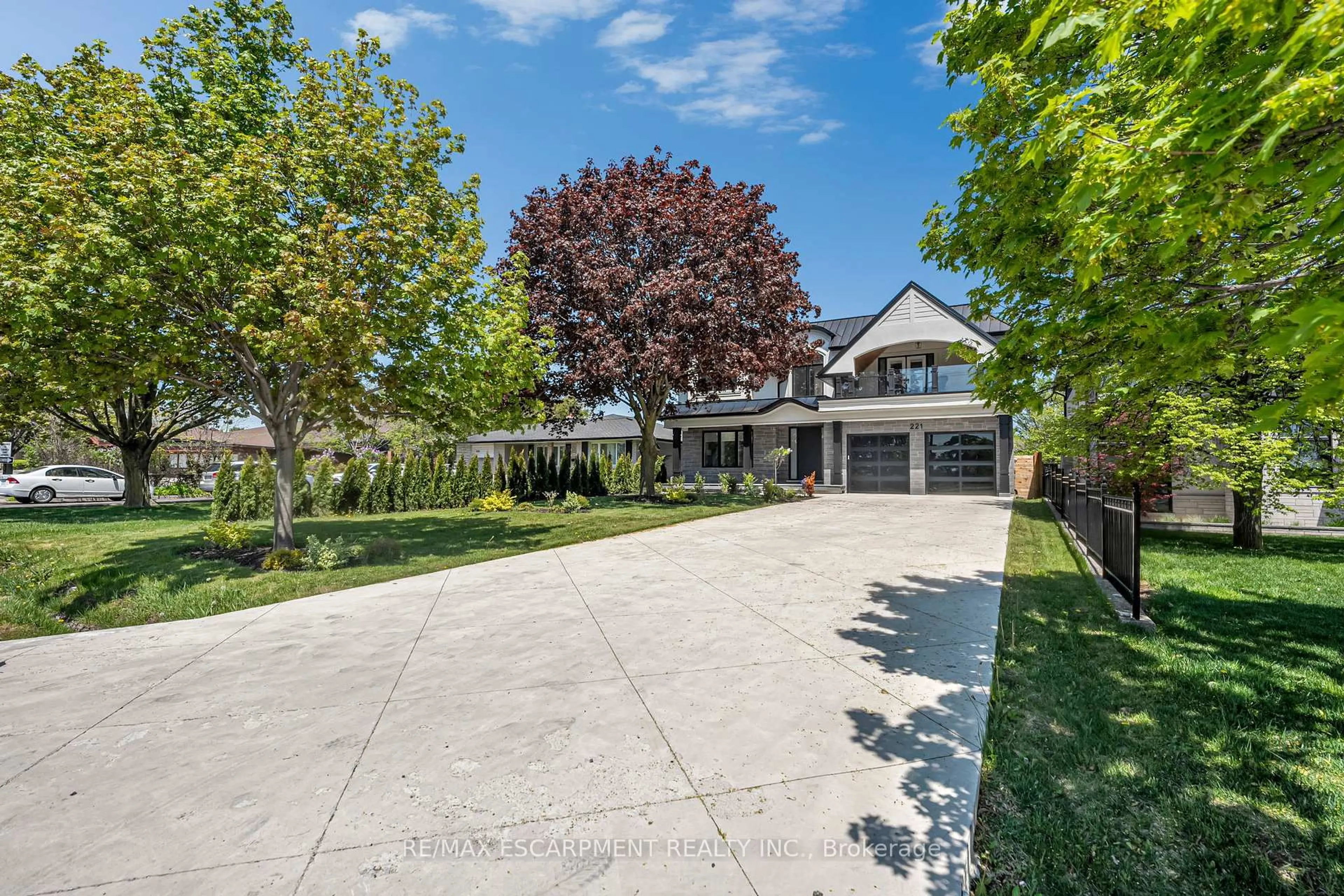 A pic from outside/outdoor area/front of a property/back of a property/a pic from drone, street for 221 Morden Rd, Oakville Ontario L6K 2S2
