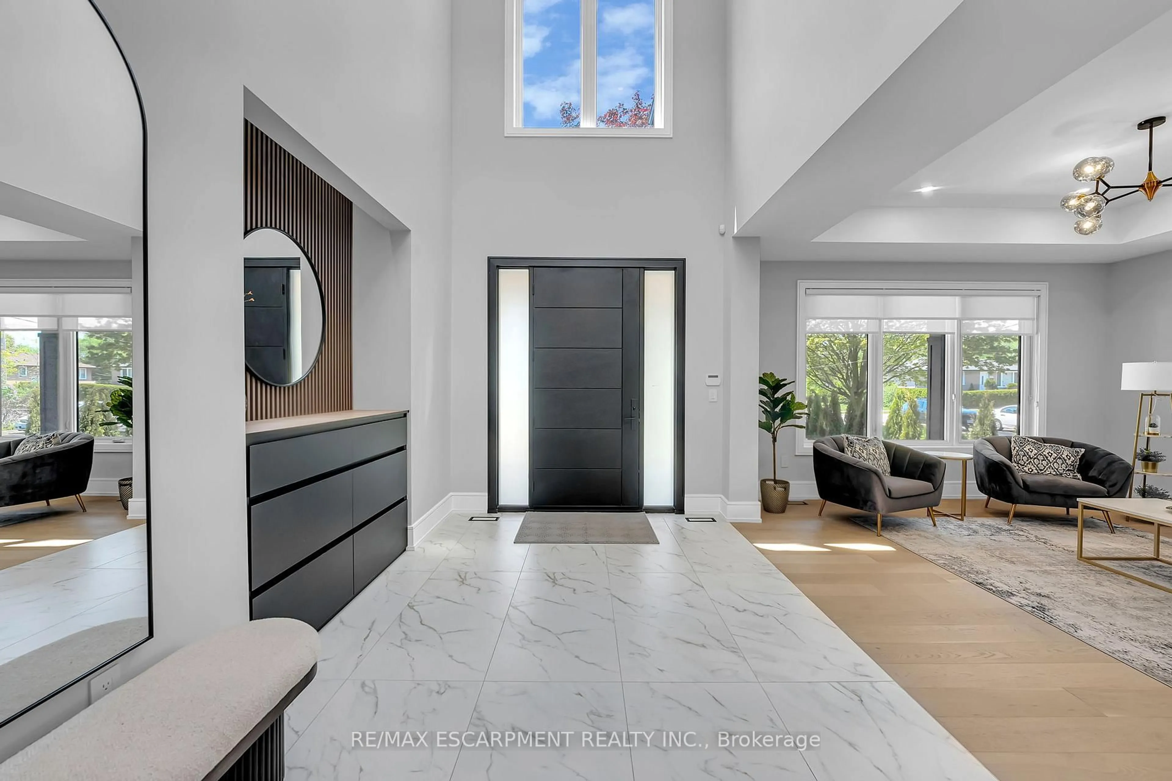 Indoor entryway for 221 Morden Rd, Oakville Ontario L6K 2S2