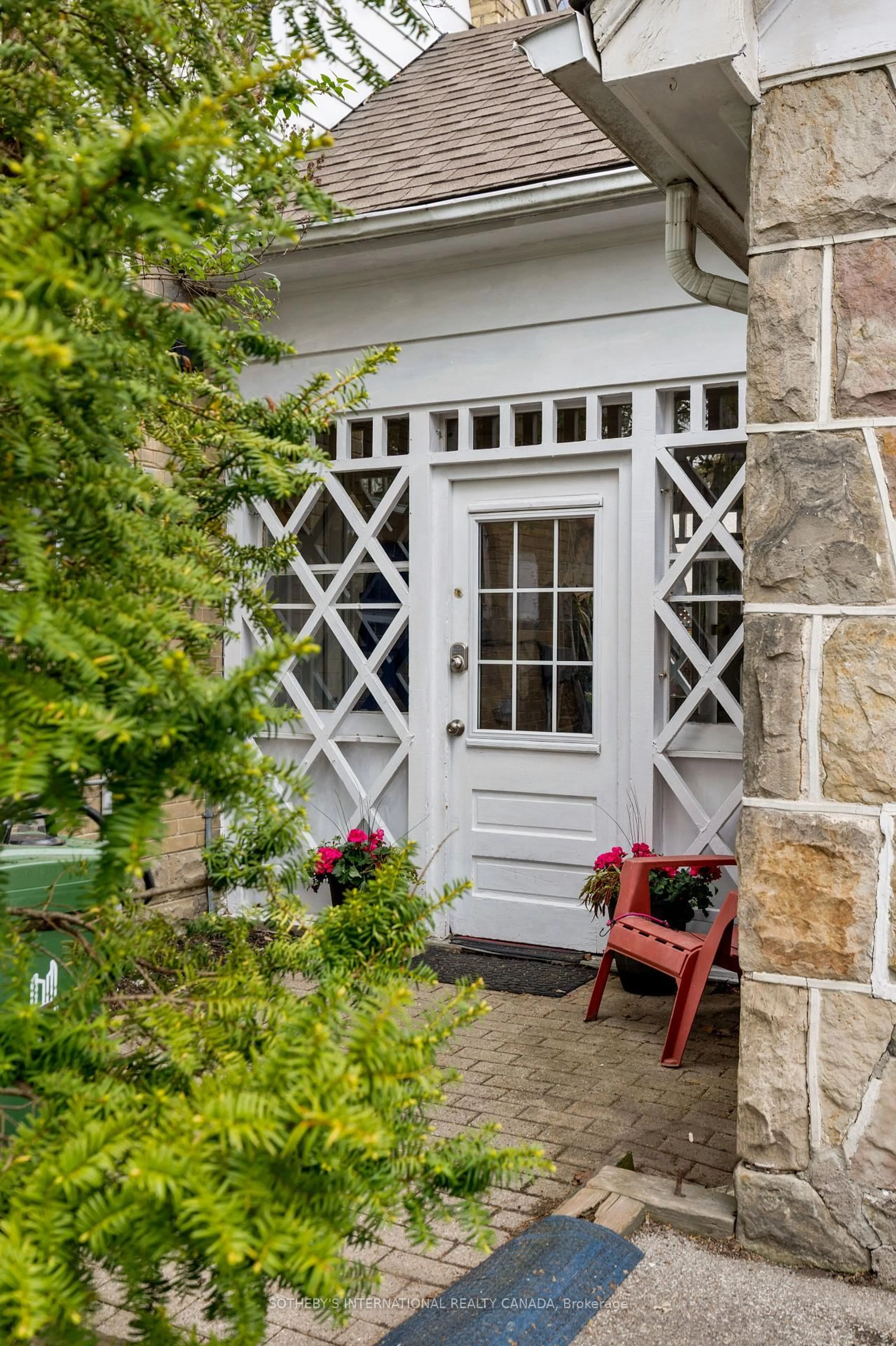 Indoor entryway for 103 Willingdon Blvd, Toronto Ontario M8X 2H8