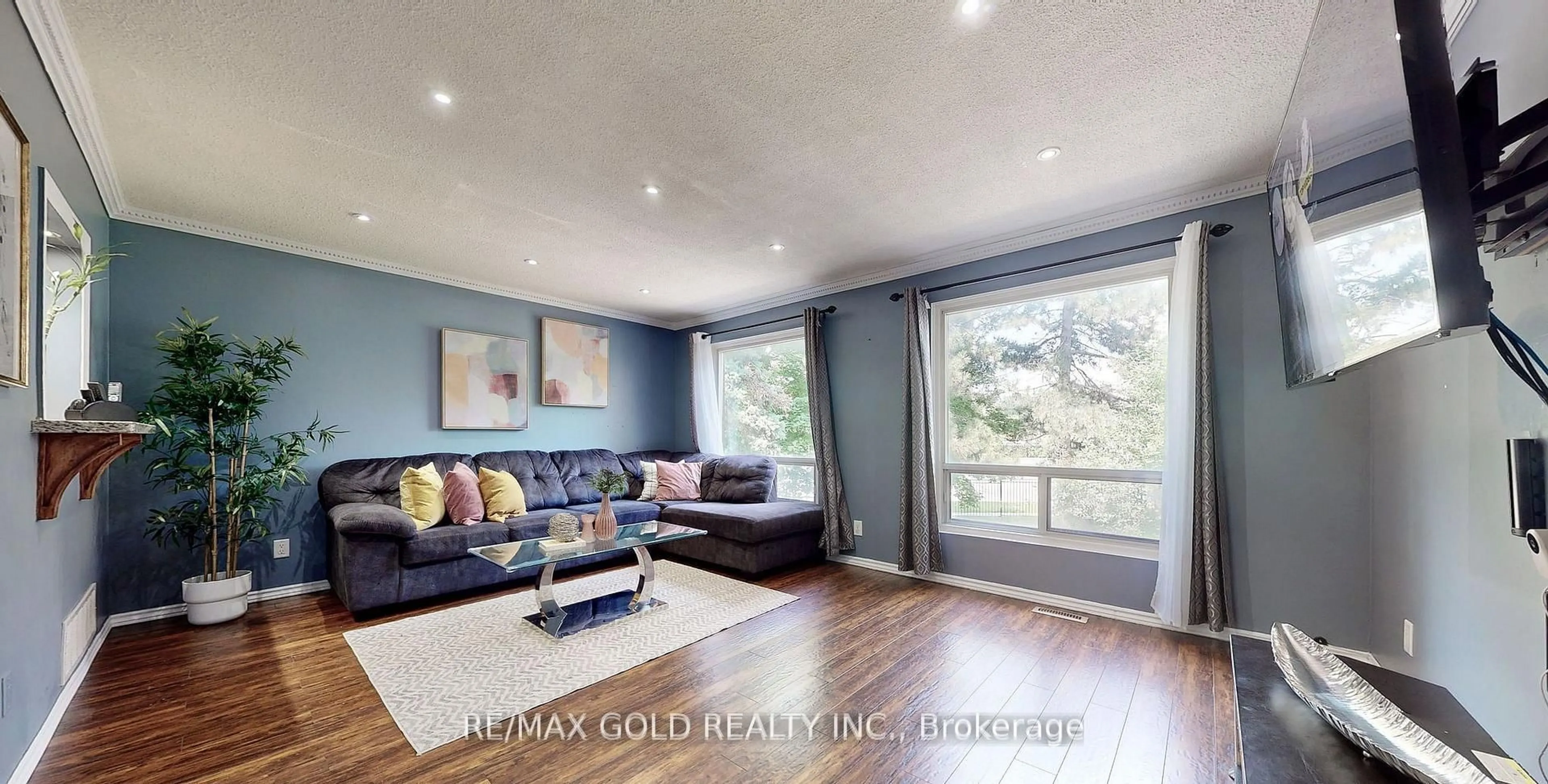 Living room with furniture, wood/laminate floor for 18 Carleton Pl #18, Brampton Ontario L6T 3Z4