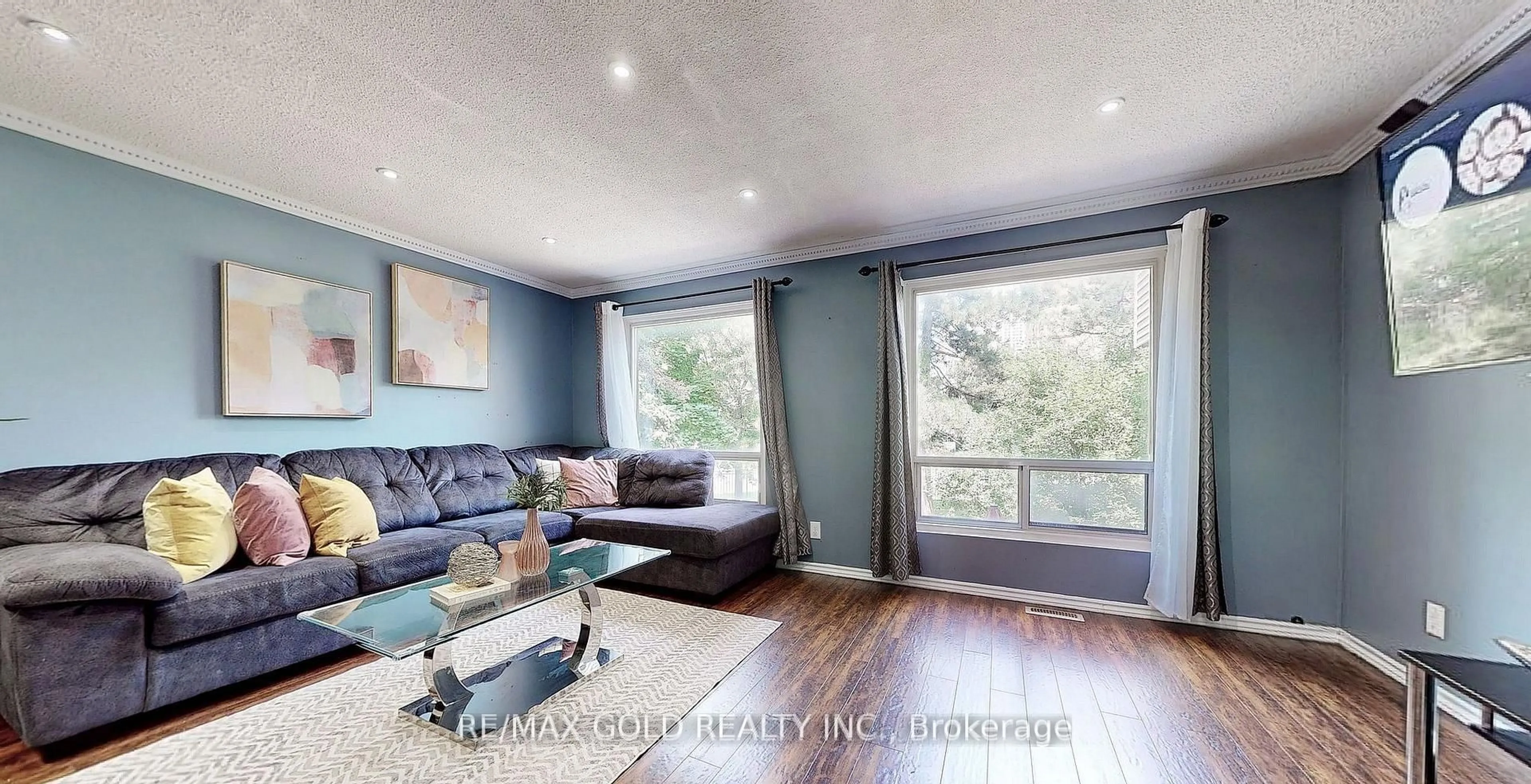 Living room with furniture, wood/laminate floor for 18 Carleton Pl #18, Brampton Ontario L6T 3Z4