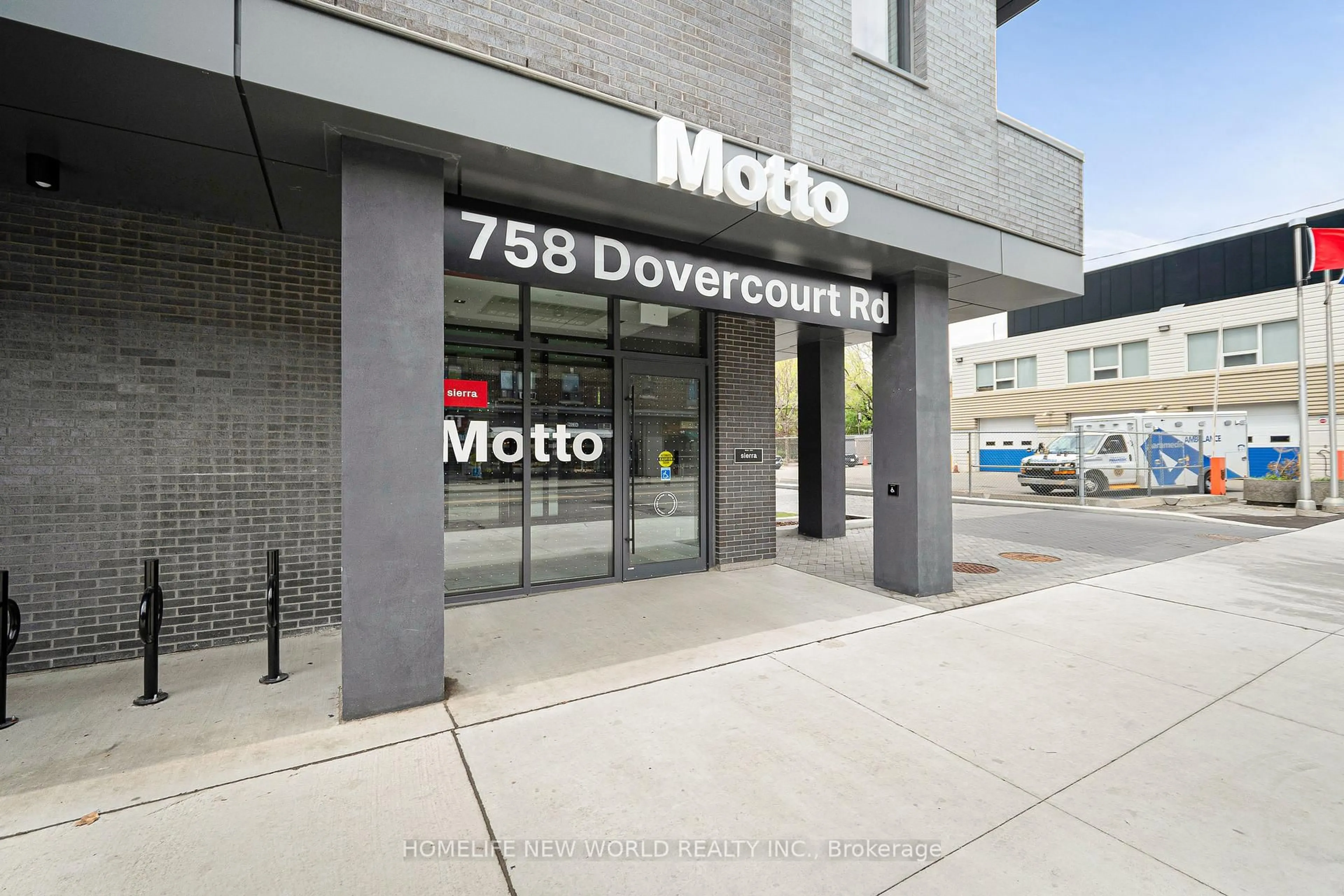 Indoor foyer for 758 Dovercourt Rd #807, Toronto Ontario M6H 0G7