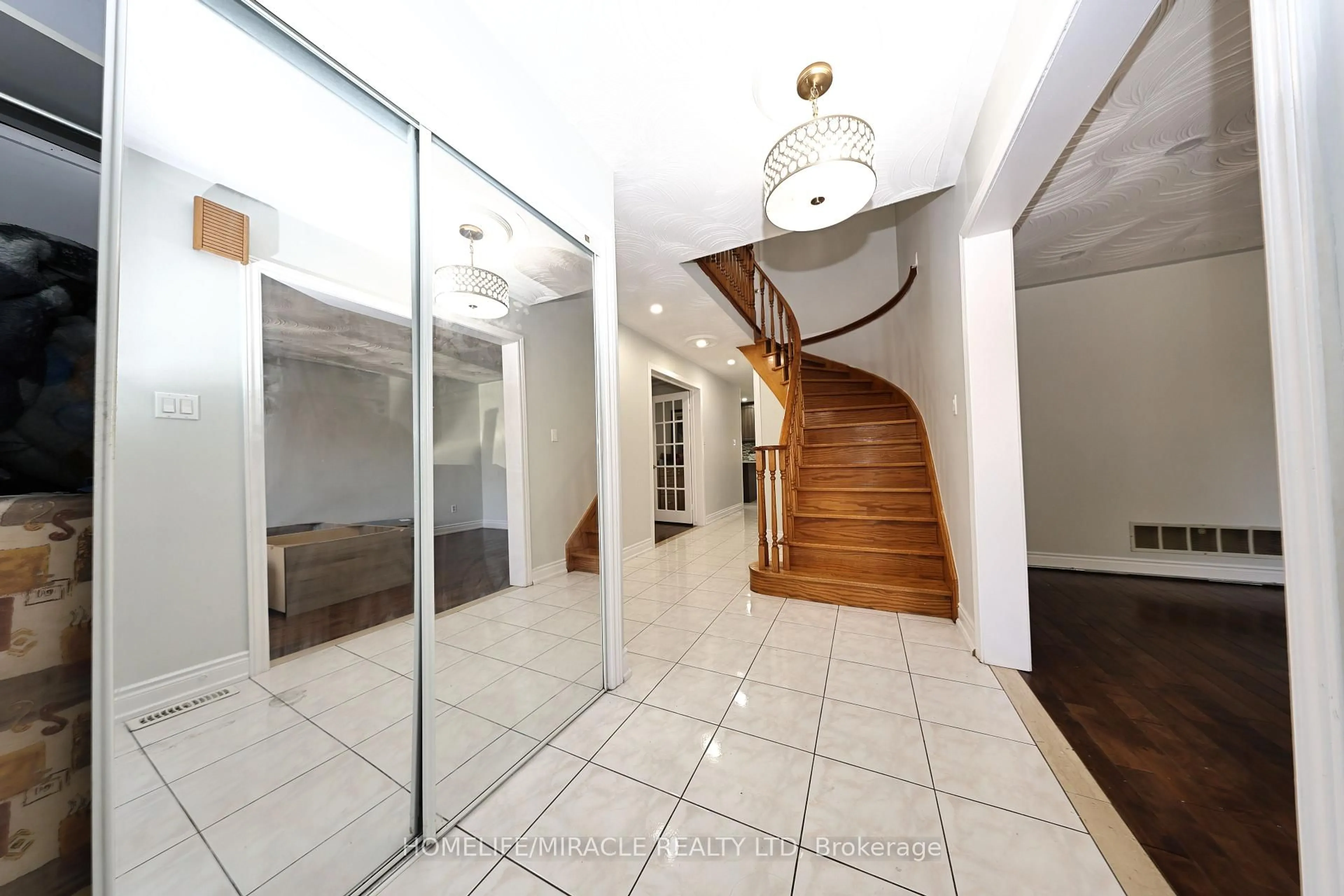 Indoor foyer for 35 Kirk Dr, Brampton Ontario L6X 4E6