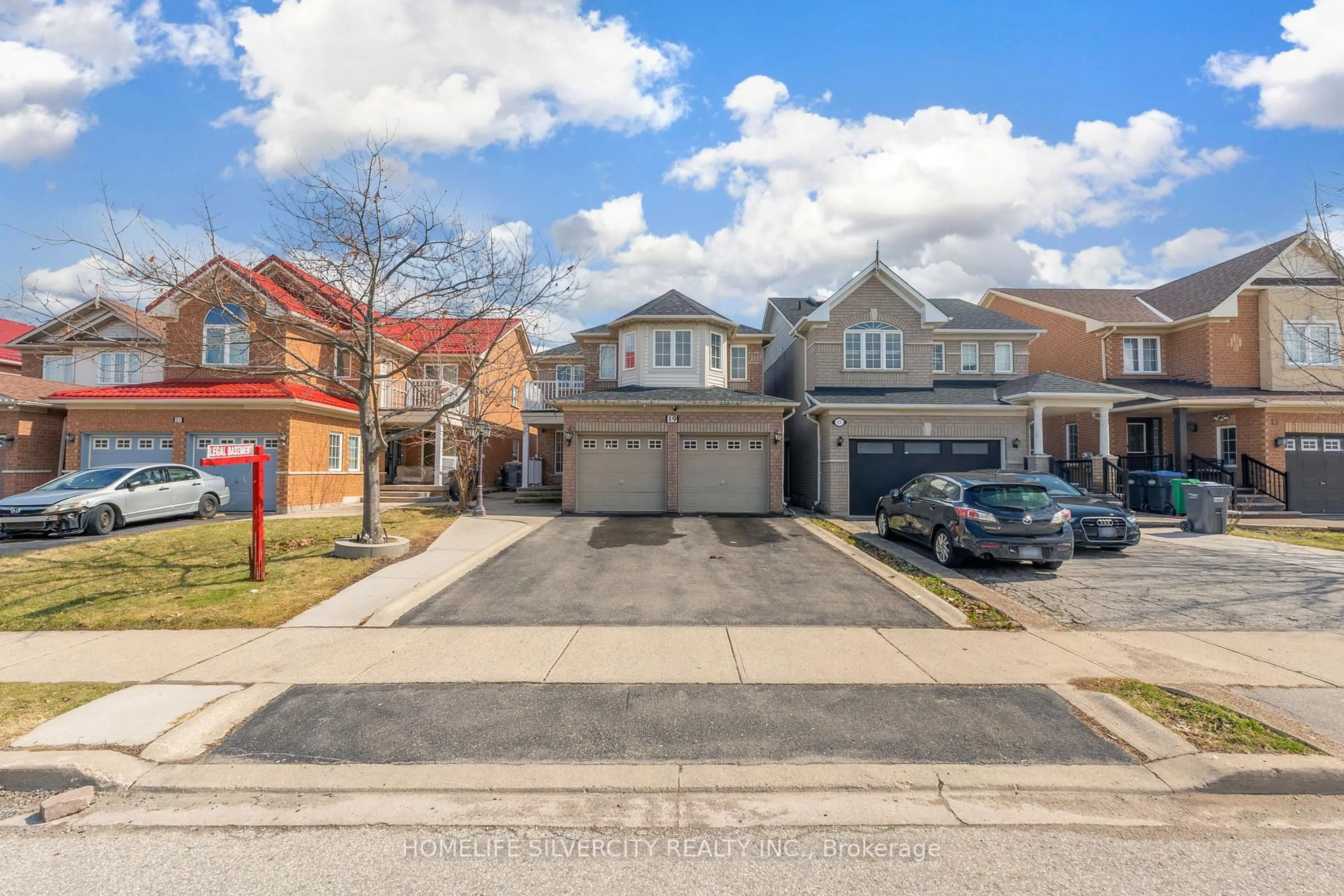 A pic from outside/outdoor area/front of a property/back of a property/a pic from drone, street for 19 Vintage Gate, Brampton Ontario L6X 4C4