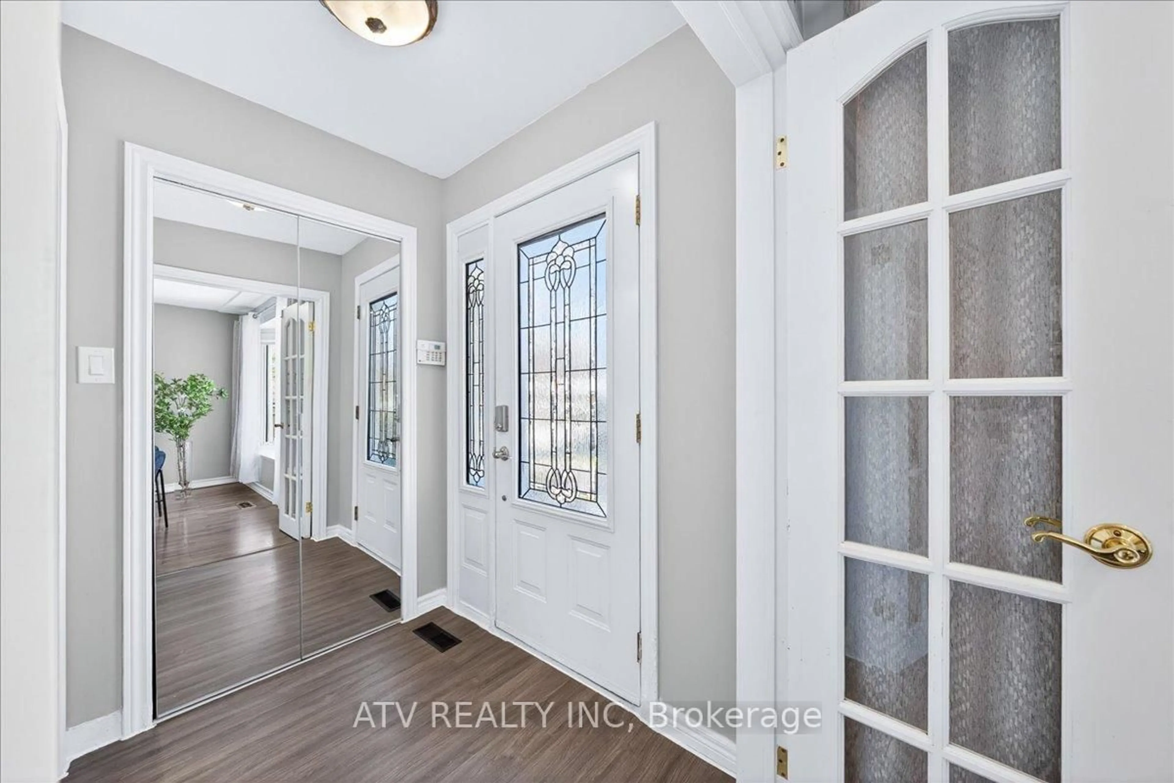 Indoor entryway for 2504 Glamworth Cres, Mississauga Ontario L5K 1G3