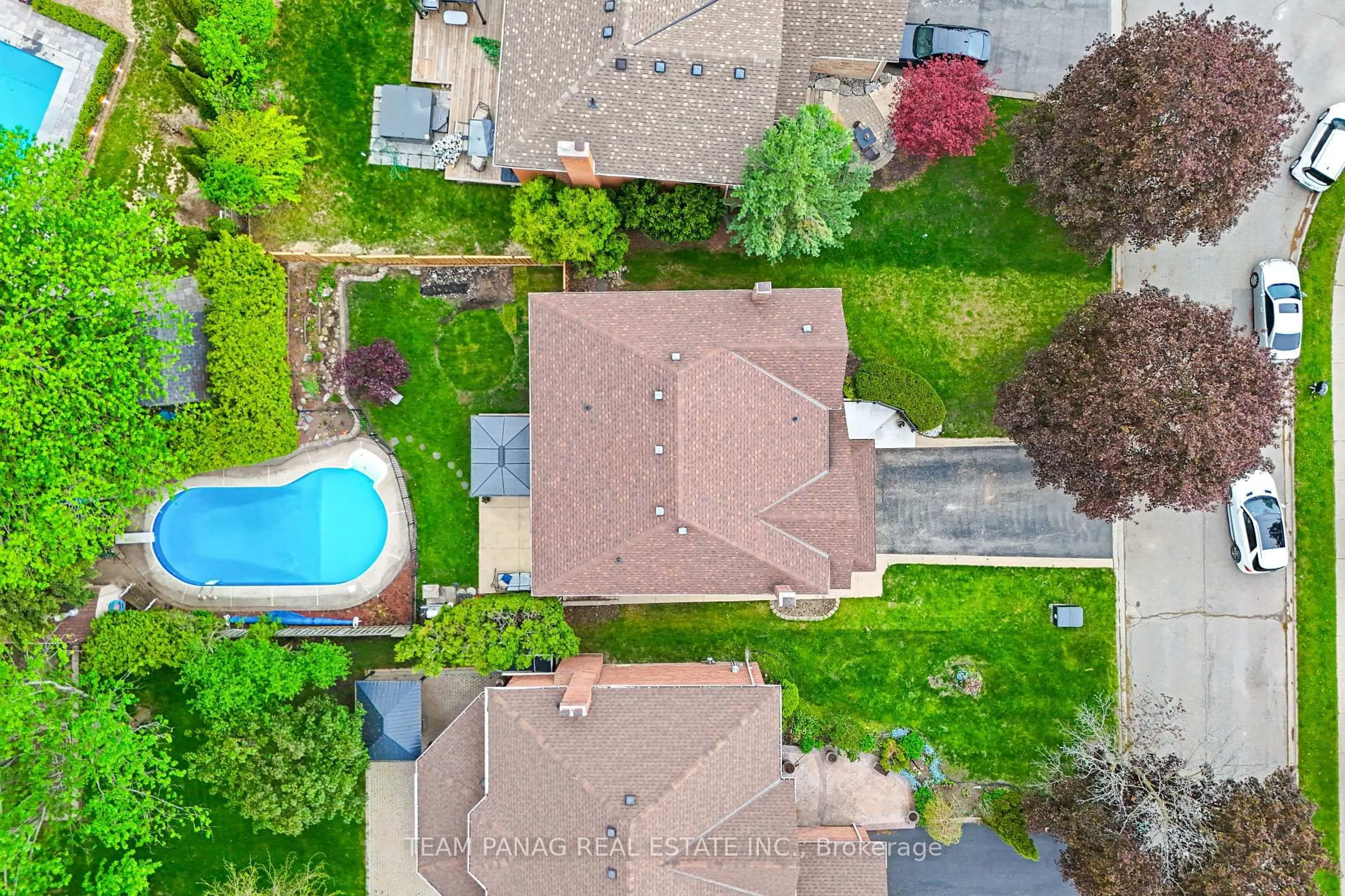 A pic from outside/outdoor area/front of a property/back of a property/a pic from drone, street for 20 Hacienda Crt, Brampton Ontario L6Z 3J1