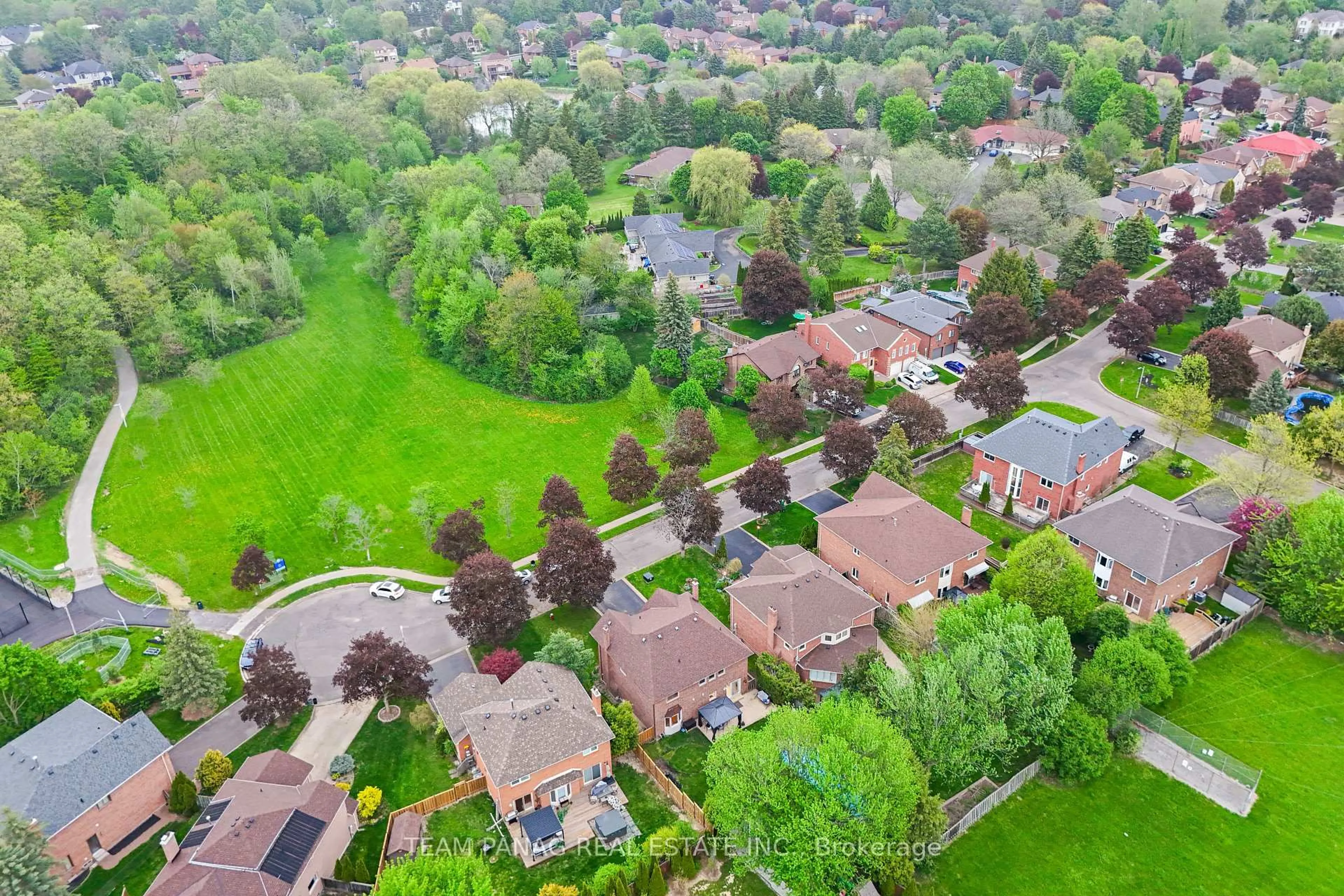 A pic from outside/outdoor area/front of a property/back of a property/a pic from drone, street for 20 Hacienda Crt, Brampton Ontario L6Z 3J1