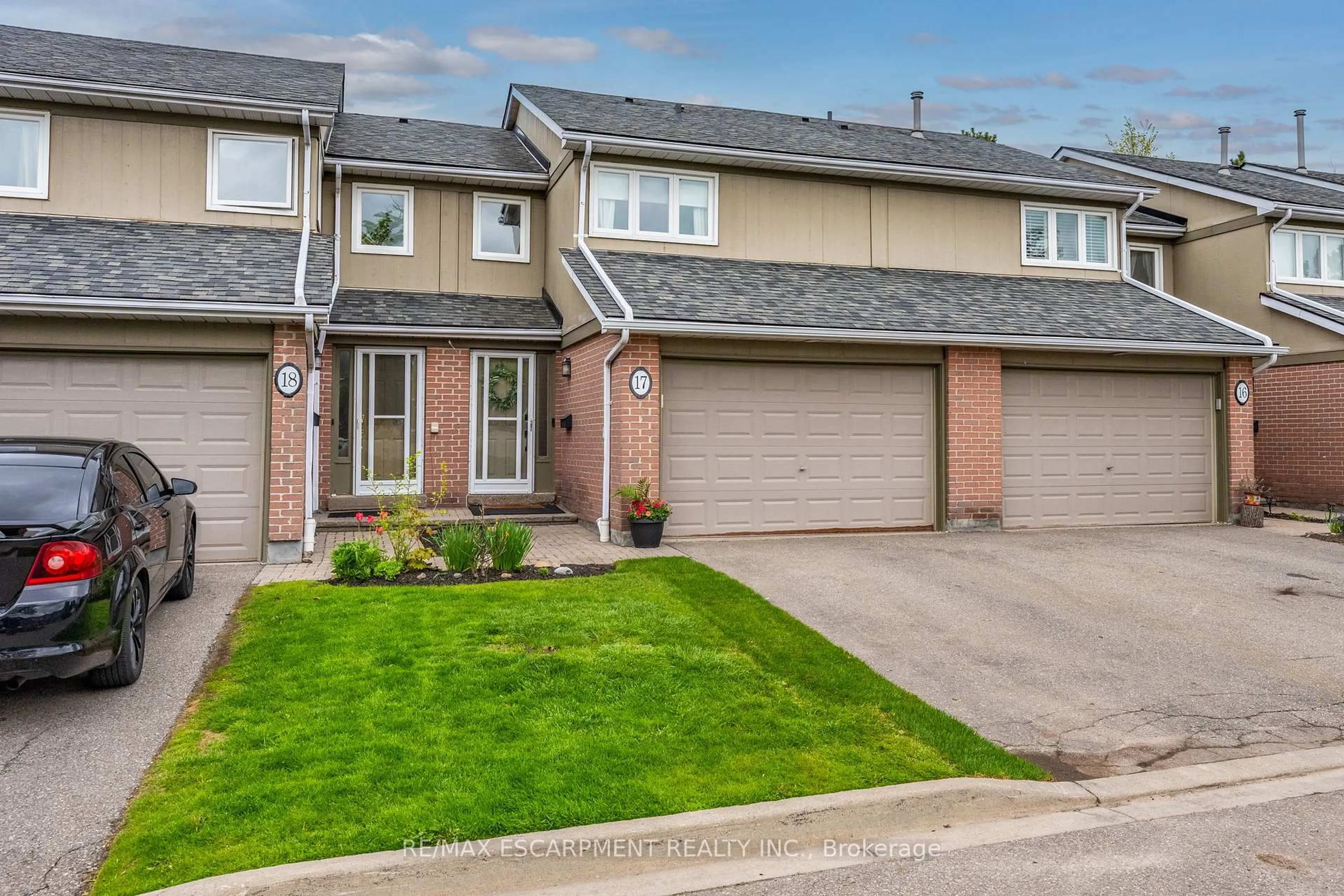 A pic from outside/outdoor area/front of a property/back of a property/a pic from drone, street for 3079 Fifth Line #17, Mississauga Ontario L5L 3T1