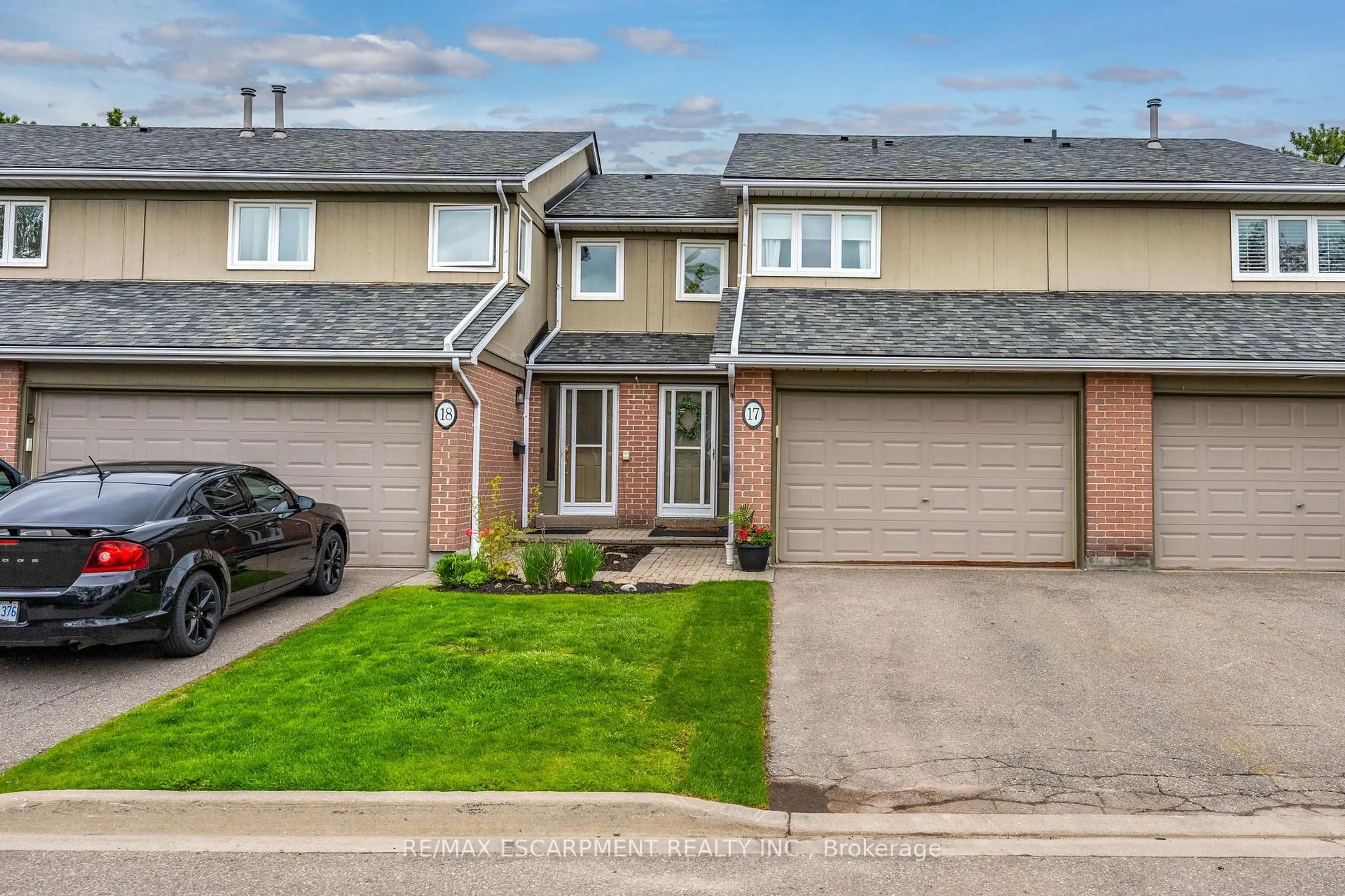 A pic from outside/outdoor area/front of a property/back of a property/a pic from drone, street for 3079 Fifth Line #17, Mississauga Ontario L5L 3T1